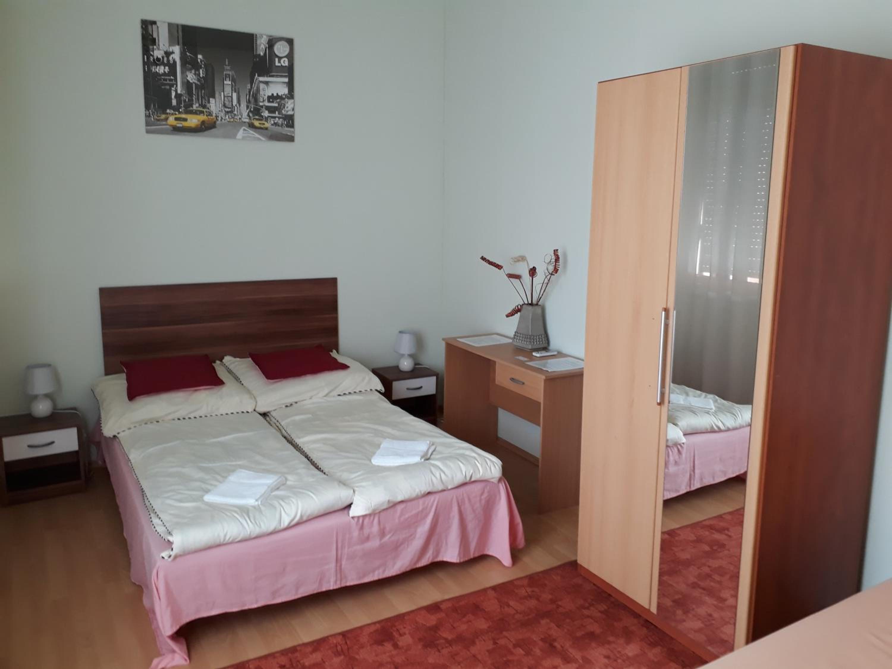 Piac utcai Apartman view 4