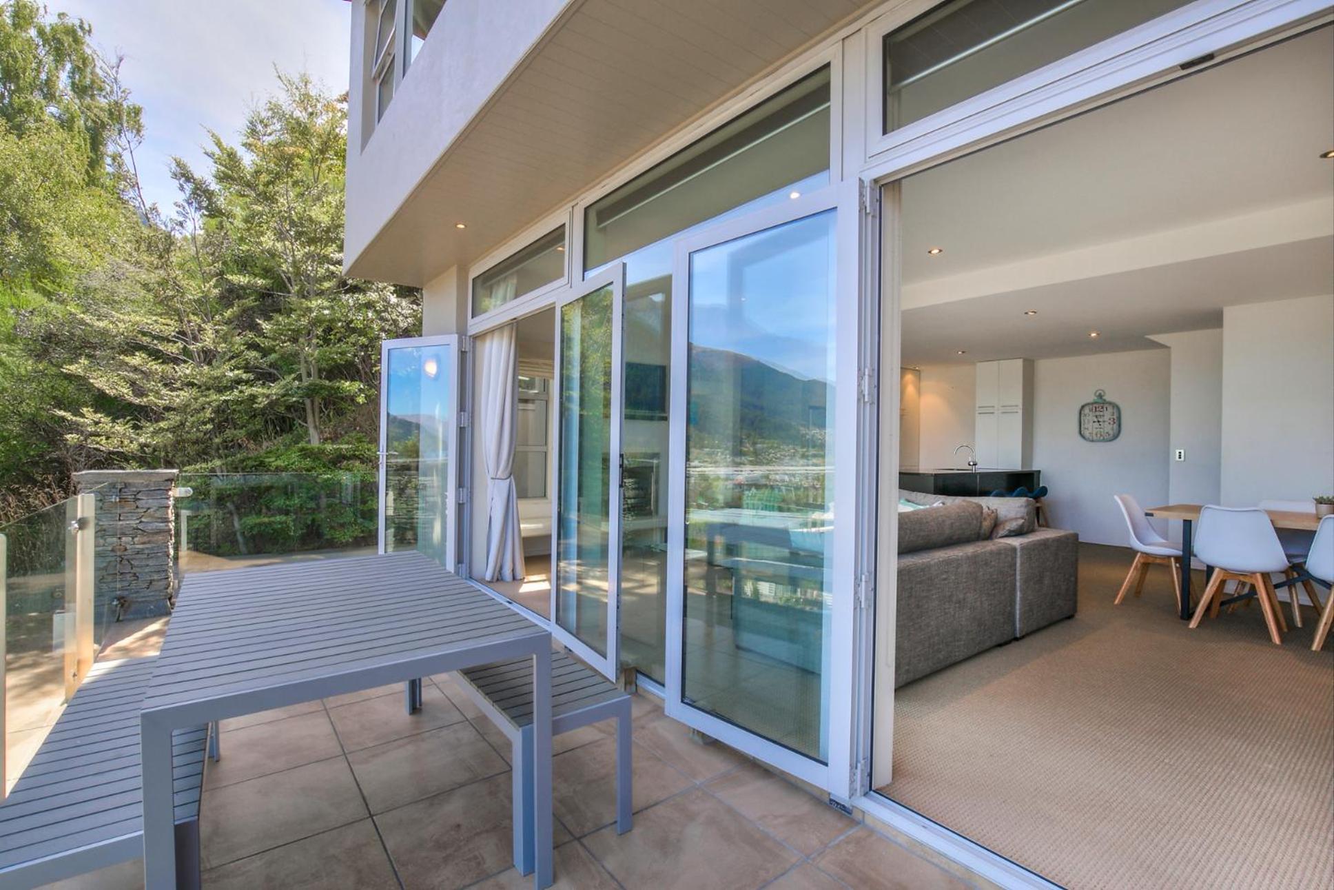 Diamond Villa - Lake Views, Central Location view 3