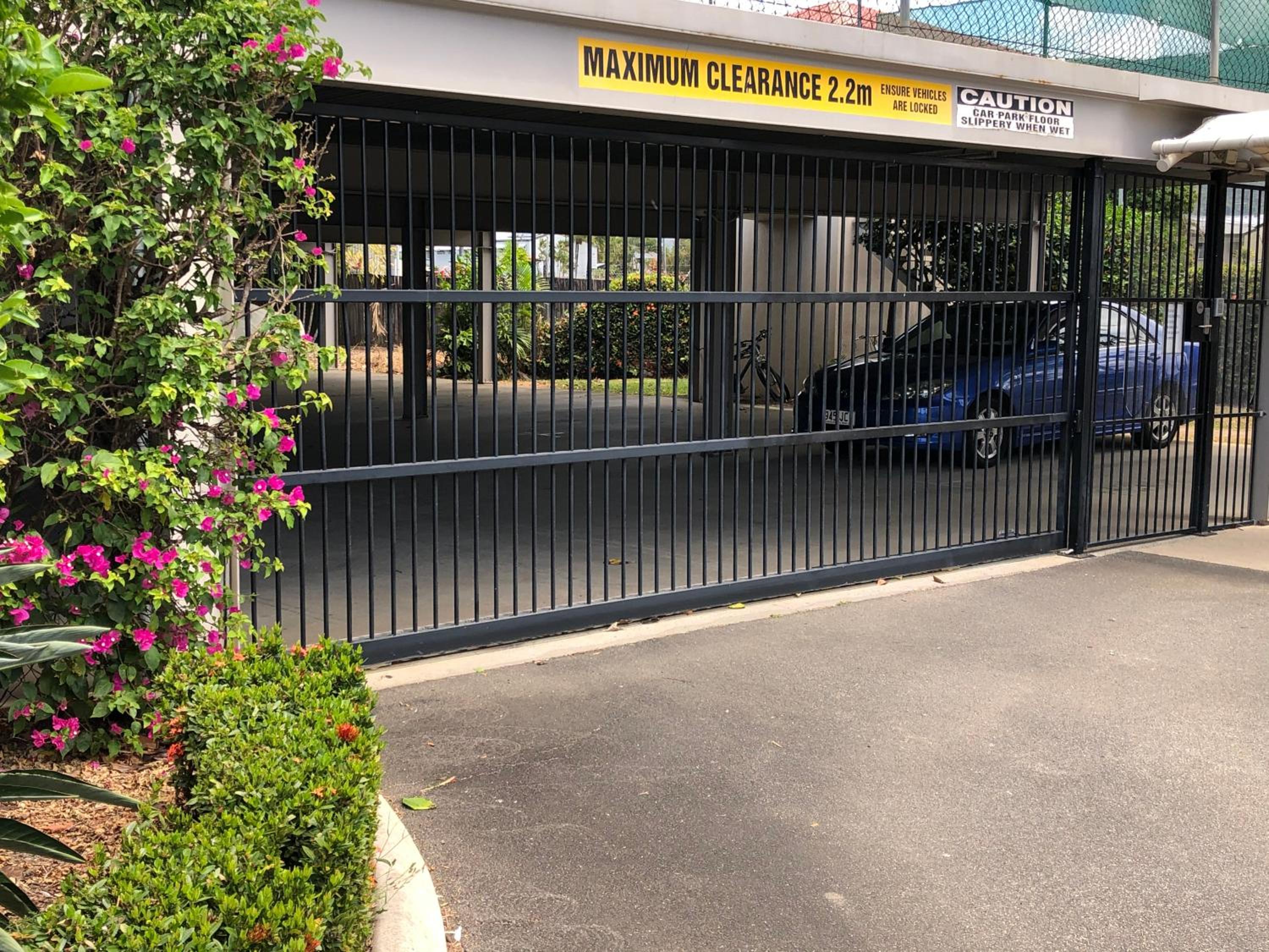 Cairns Reef Apartments & Motel