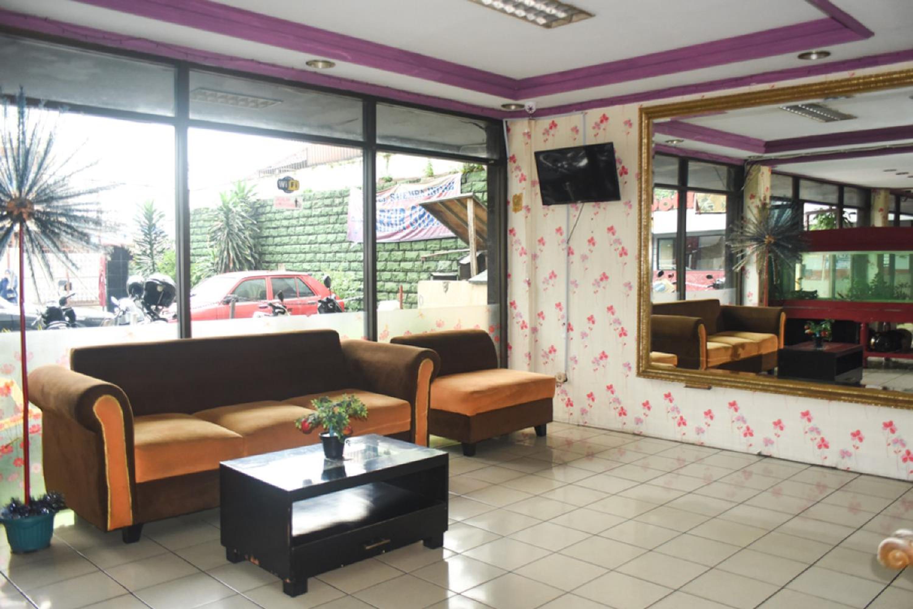 RedDoorz Plus near RSCM Jakarta view 4