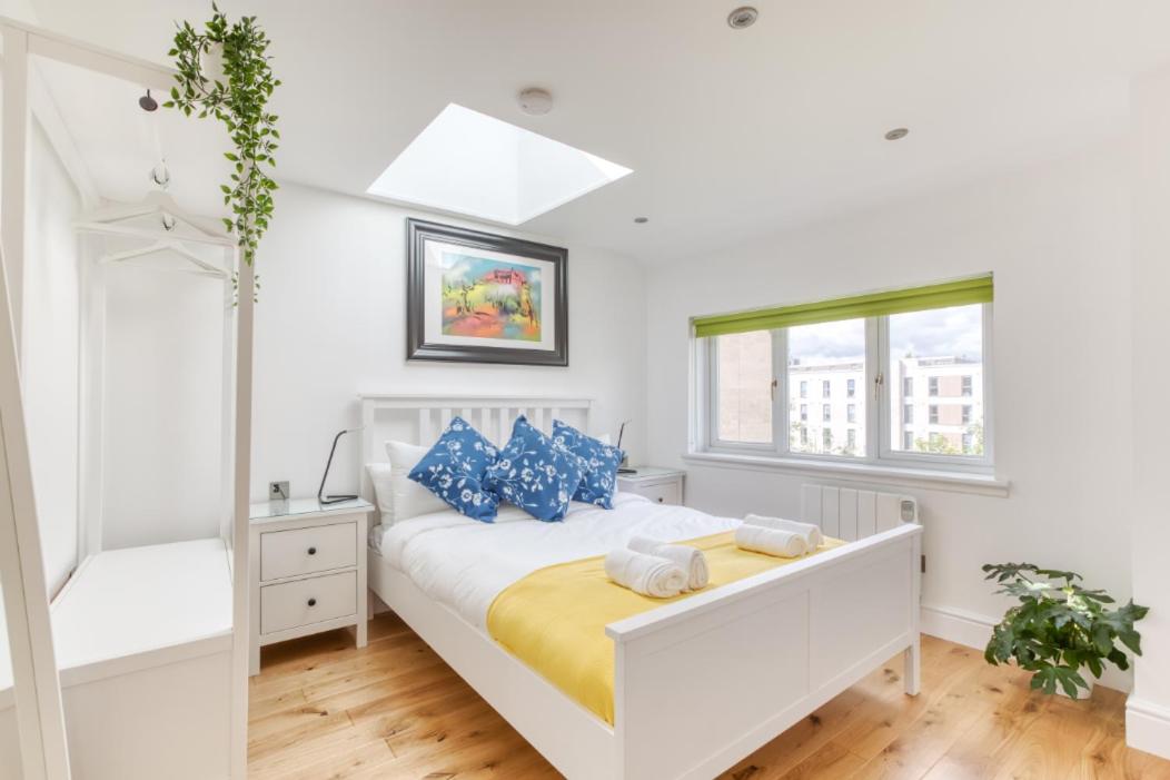Central Bright 3 Bed Flat with Pool & Parking view 3