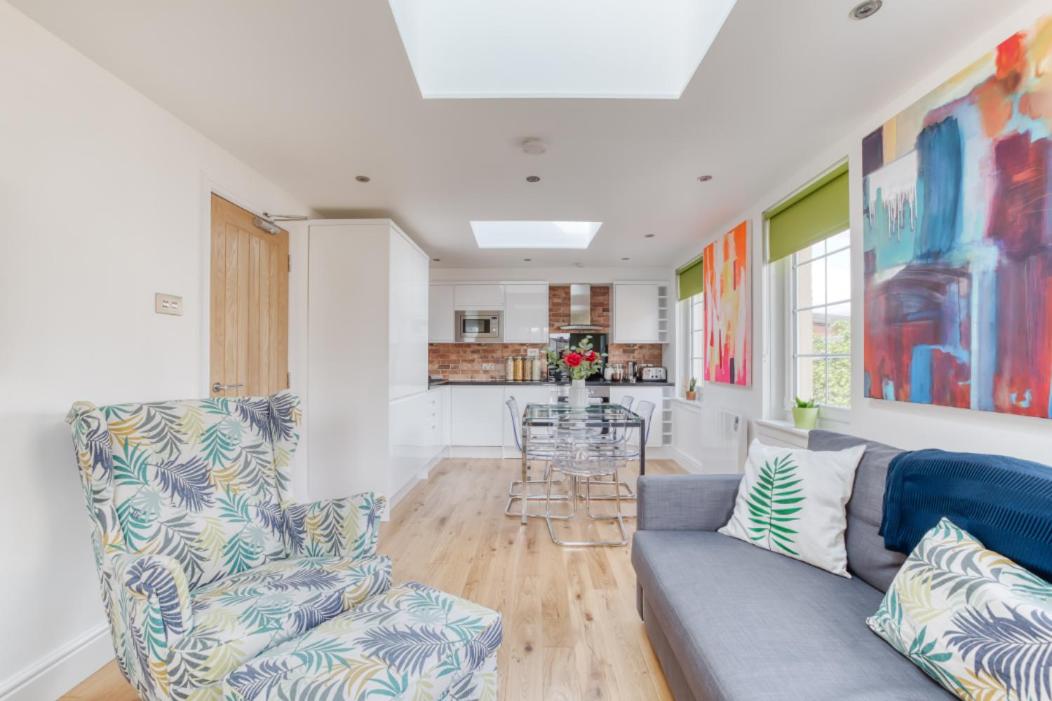 Central Bright 3 Bed Flat with Pool & Parking view 2