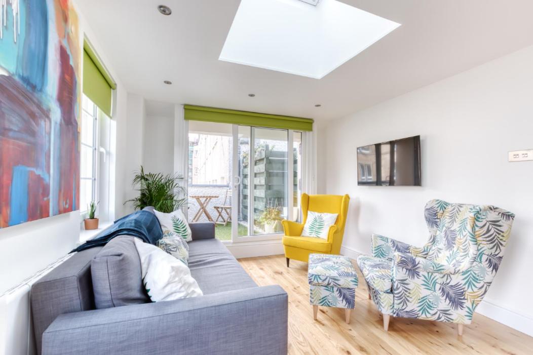 Central Bright 3 Bed Flat with Pool & Parking view 5