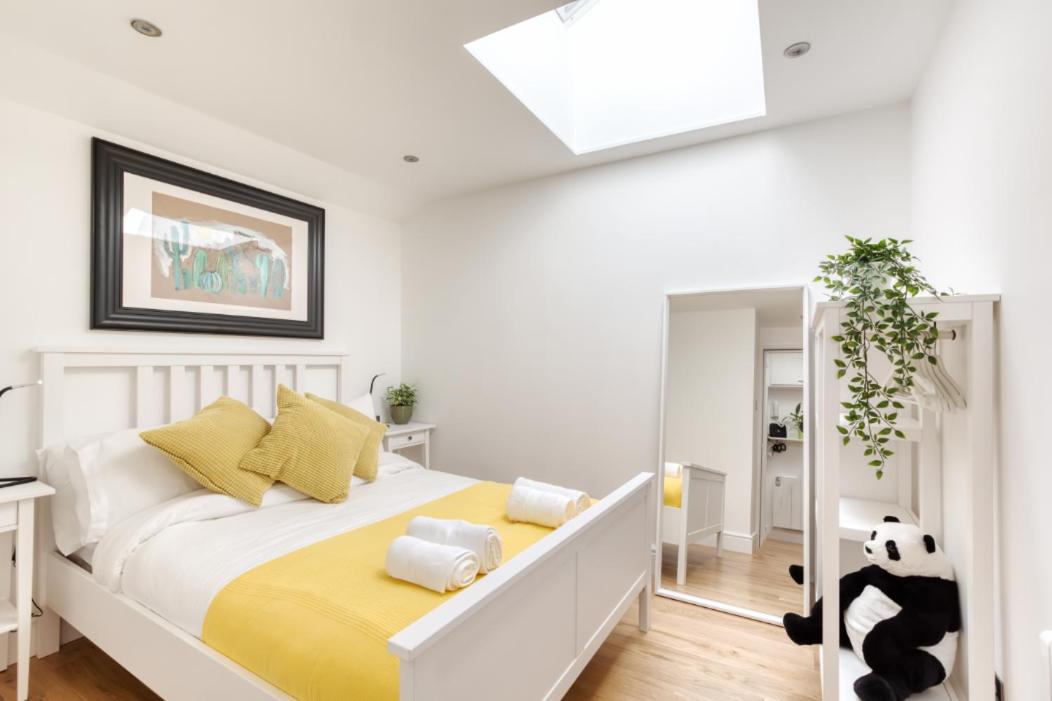 Central Bright 3 Bed Flat with Pool & Parking view 4