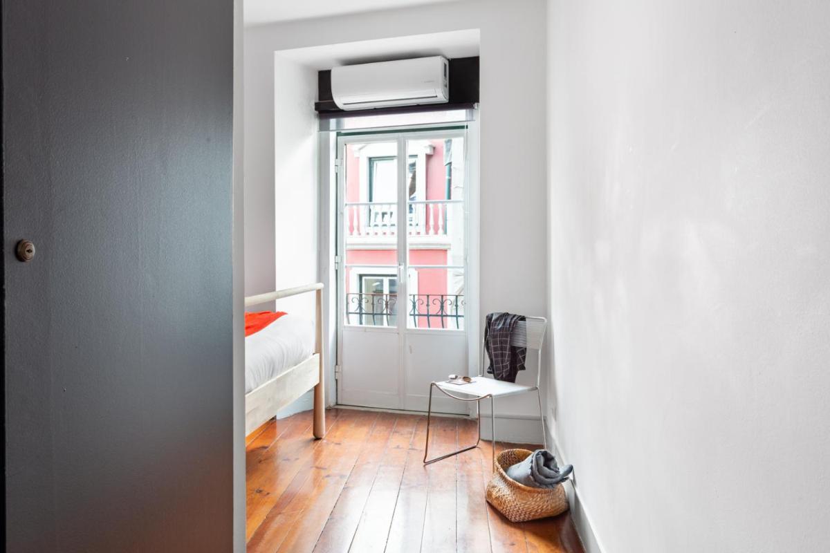 ALTIDO Bold and colourful 1-bed flat at the heart of Chiado, nearby Carmo Convent view 2
