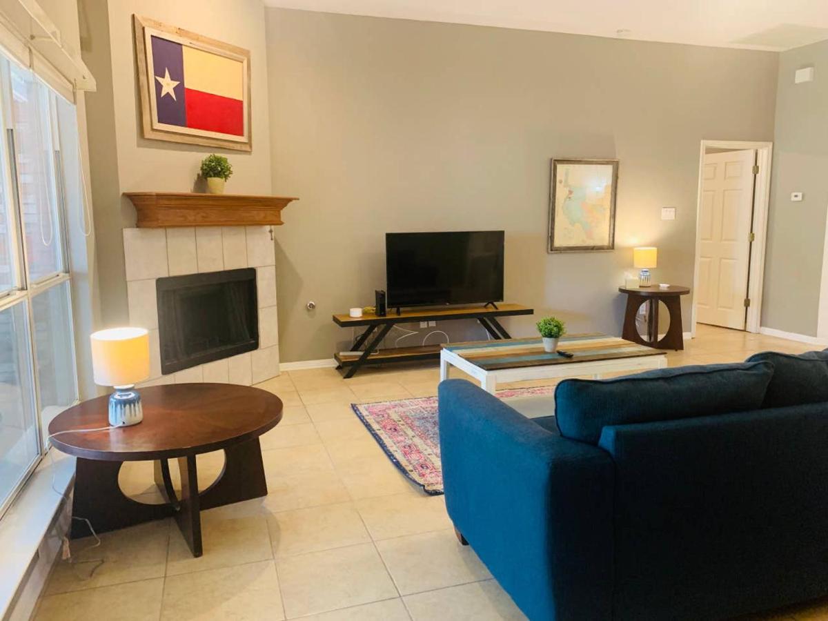 Amazing House to Relax & Enjoy Austin - King Bed, Huge TV, Near Park & Shopping