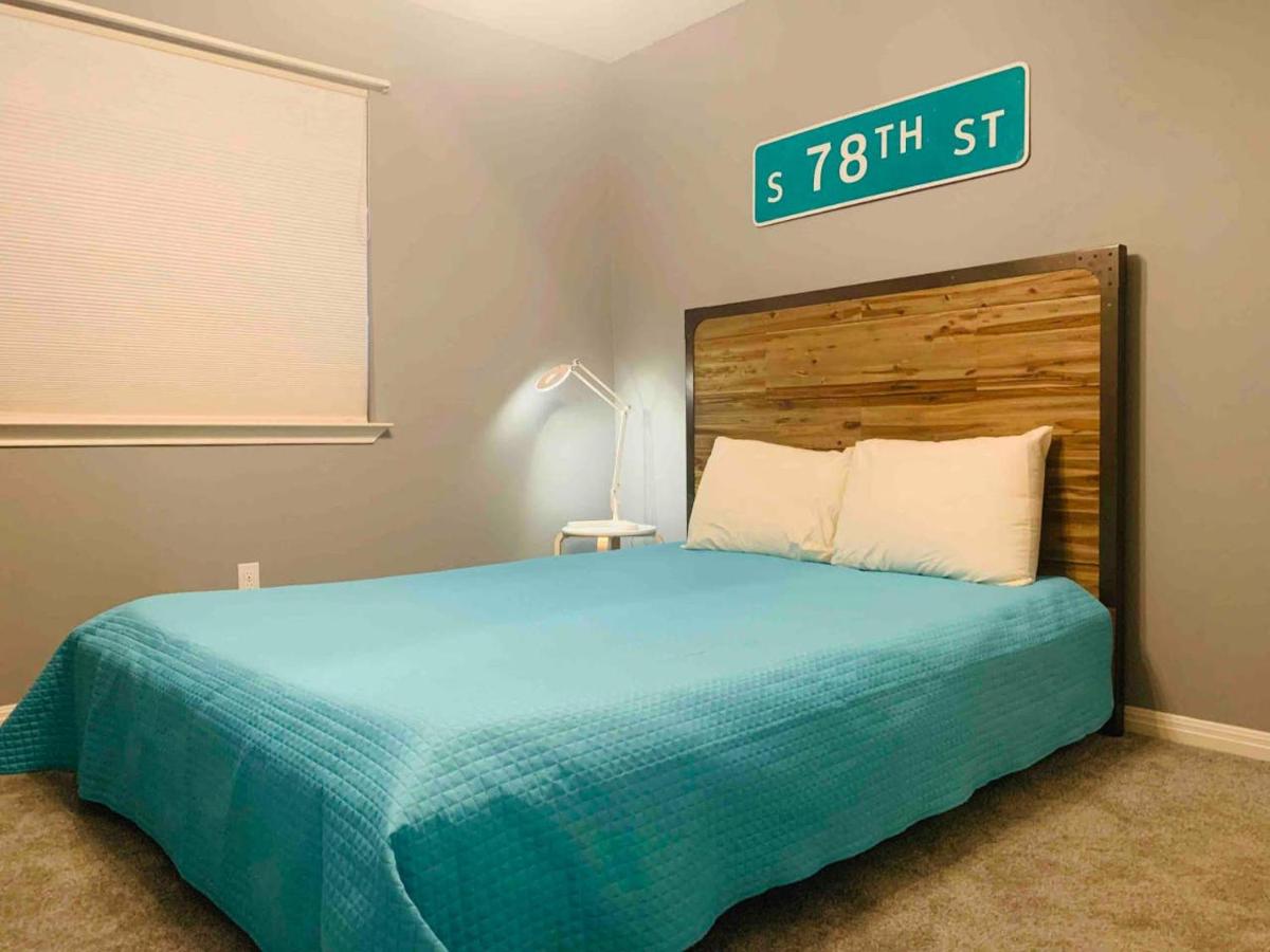 Amazing House to Relax & Enjoy Austin - King Bed, Huge TV, Near Park & Shopping