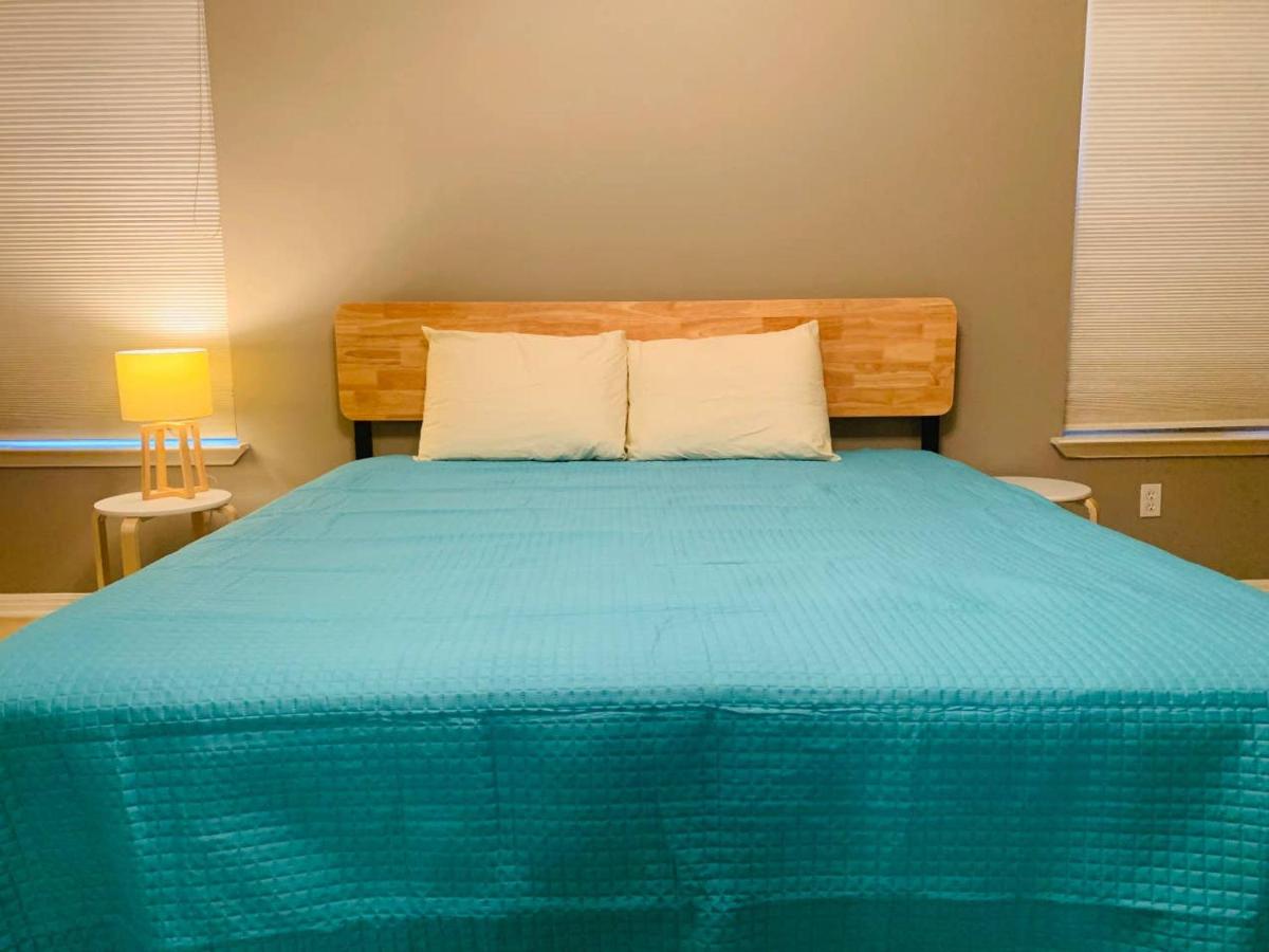 Amazing House to Relax & Enjoy Austin - King Bed, Huge TV, Near Park & Shopping