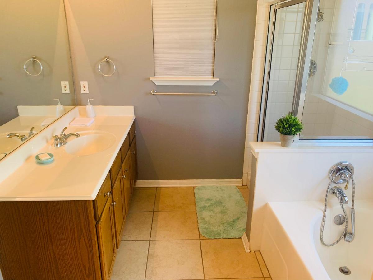 Amazing House to Relax & Enjoy Austin - King Bed, Huge TV, Near Park & Shopping