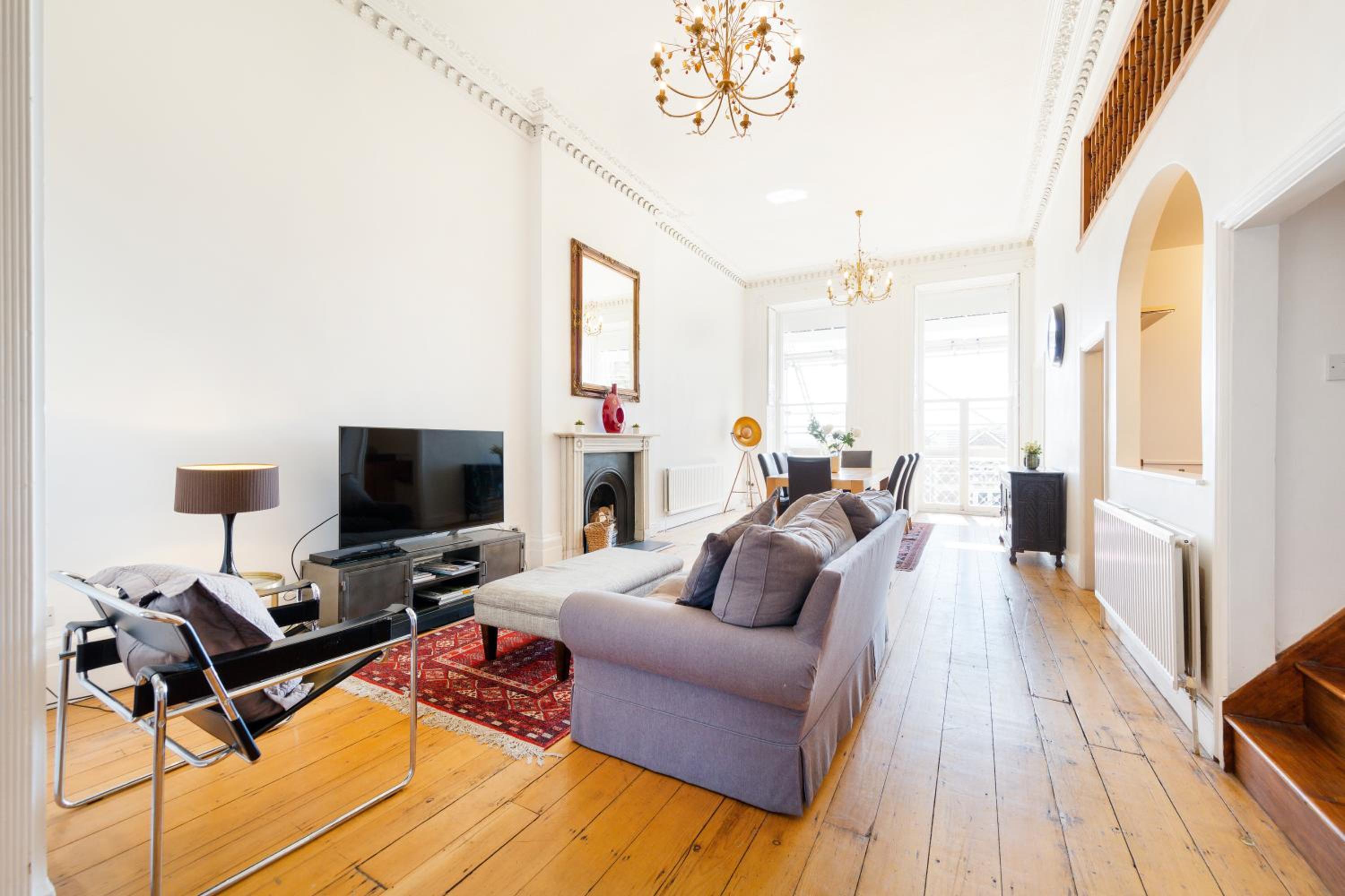 Elegant Period Clifton Balcony Apt - Simplycheckin view 2