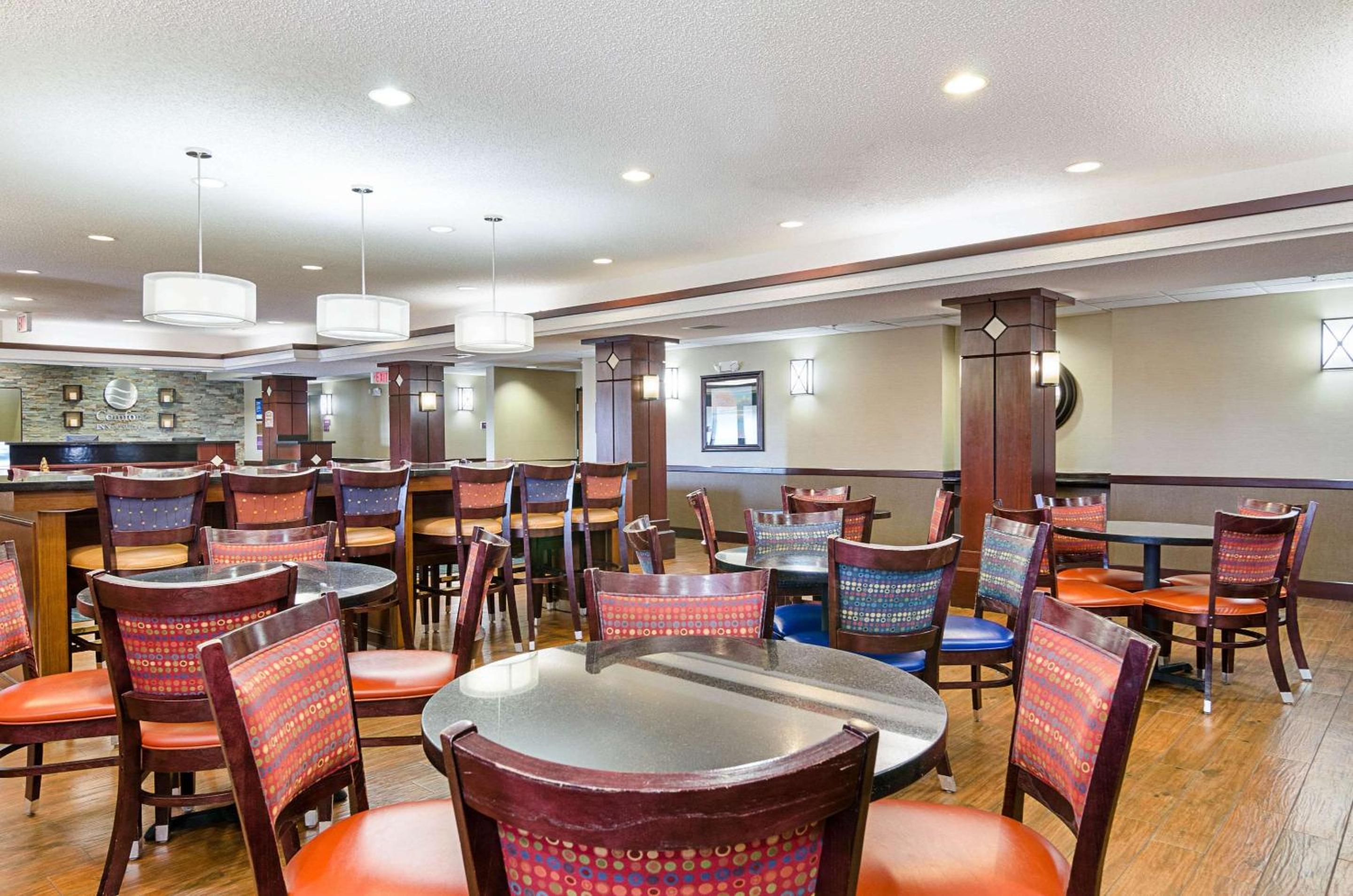 Hutchinson Vacations - Comfort Inn  Suites - Property Image 8