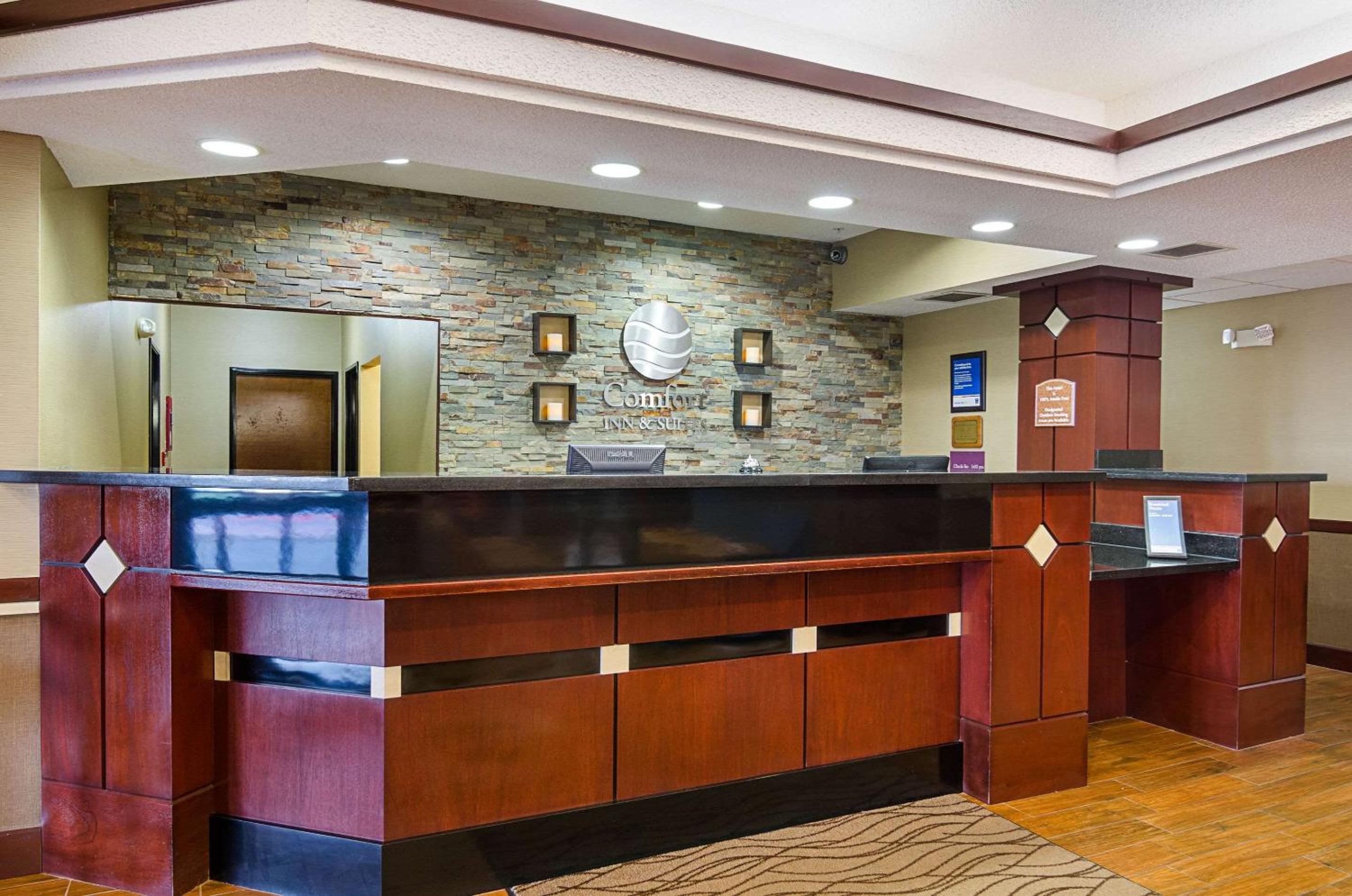 Hutchinson Vacations - Comfort Inn  Suites - Property Image 4