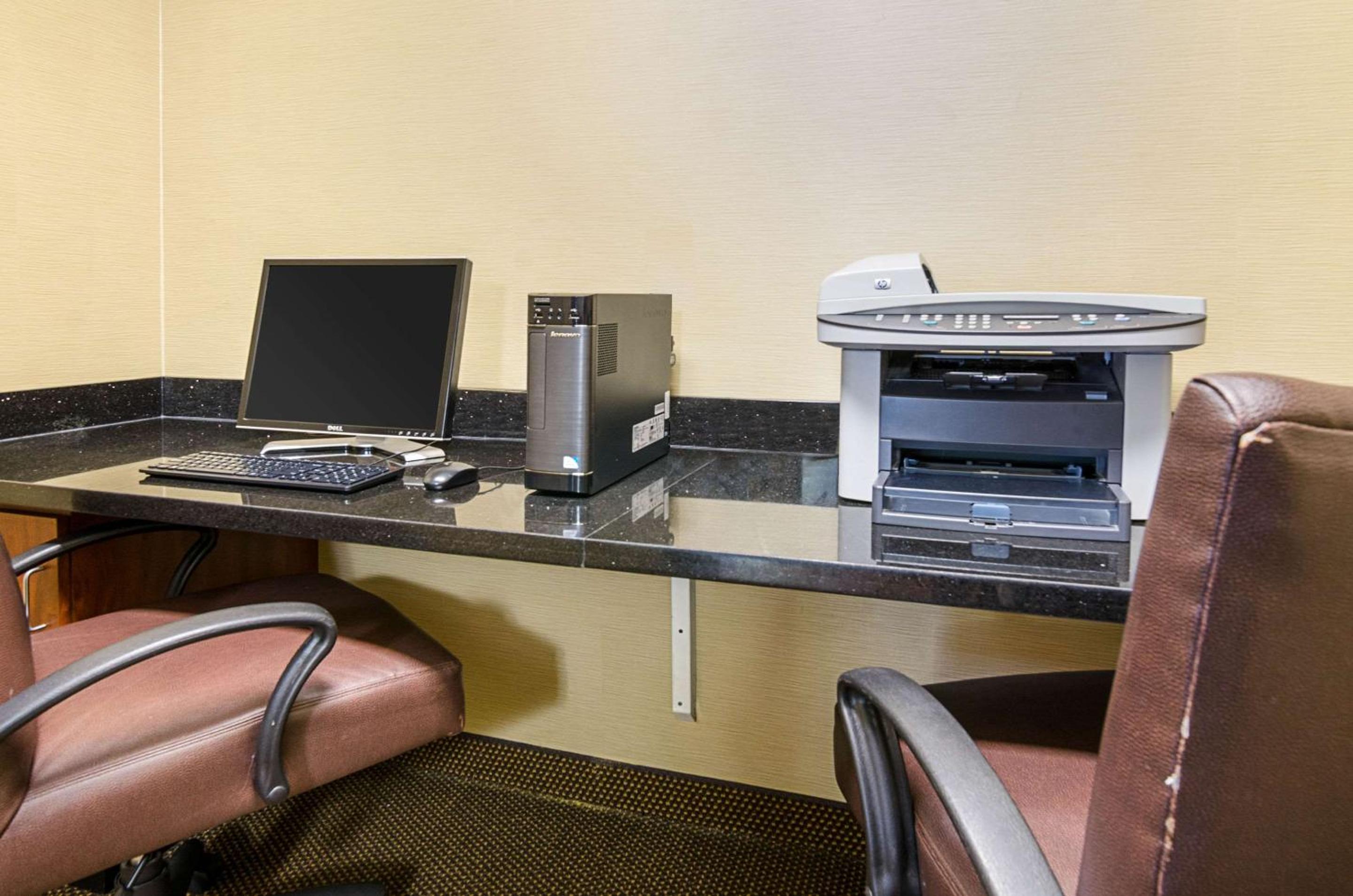 Hutchinson Vacations - Comfort Inn  Suites - Property Image 4