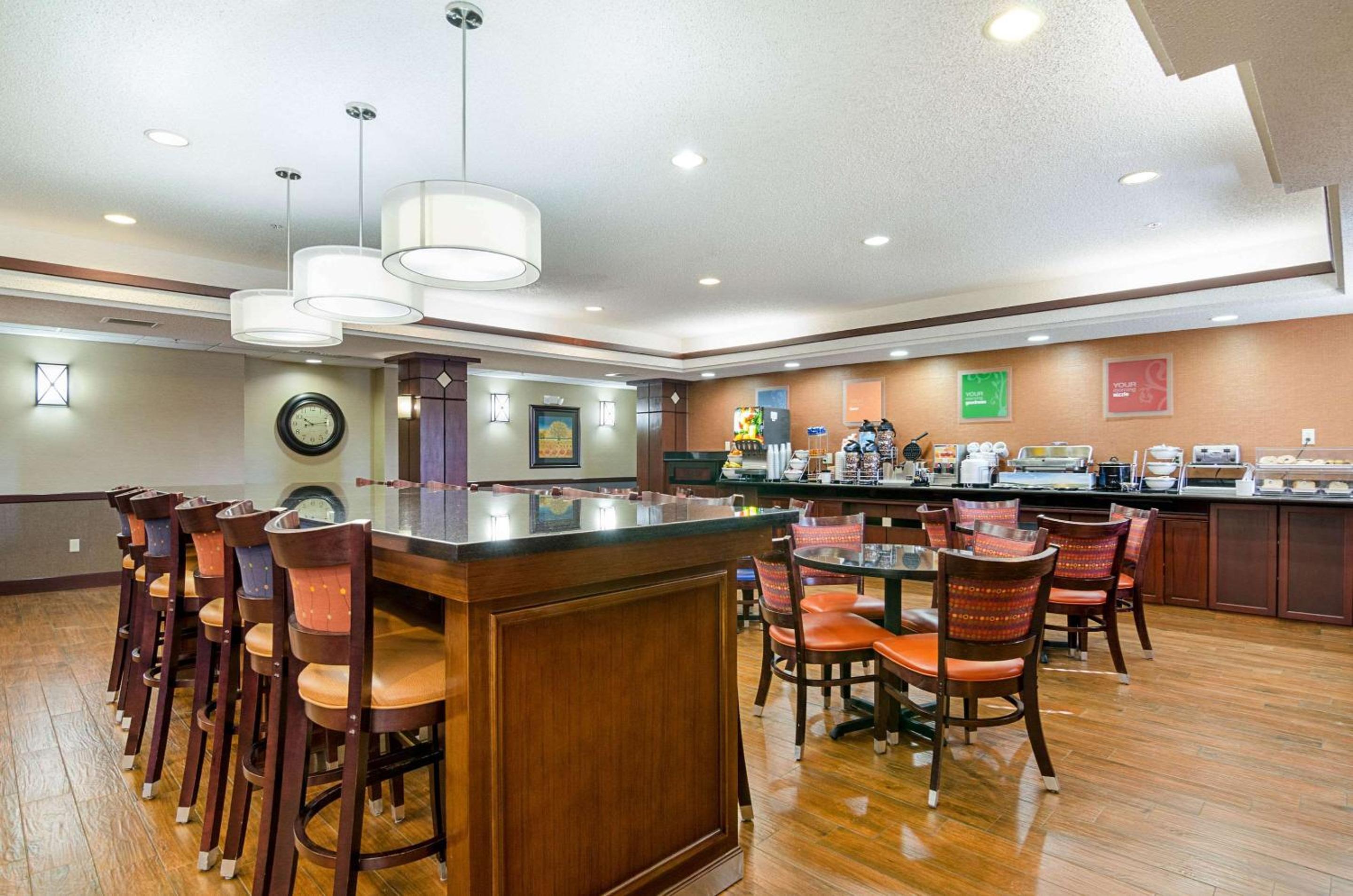 Hutchinson Vacations - Comfort Inn  Suites - Property Image 9
