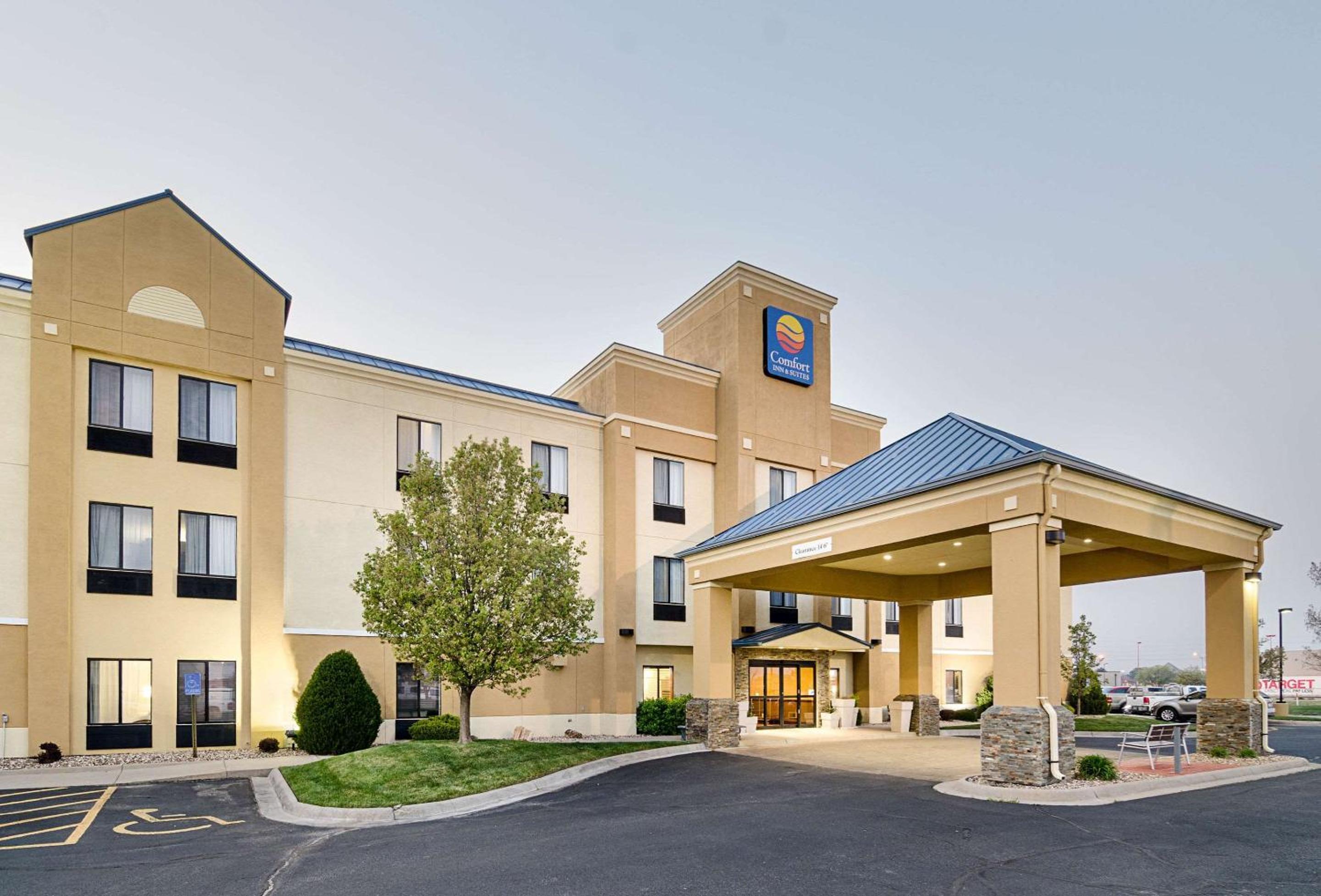 Hutchinson Vacations - Comfort Inn  Suites - Property Image 2