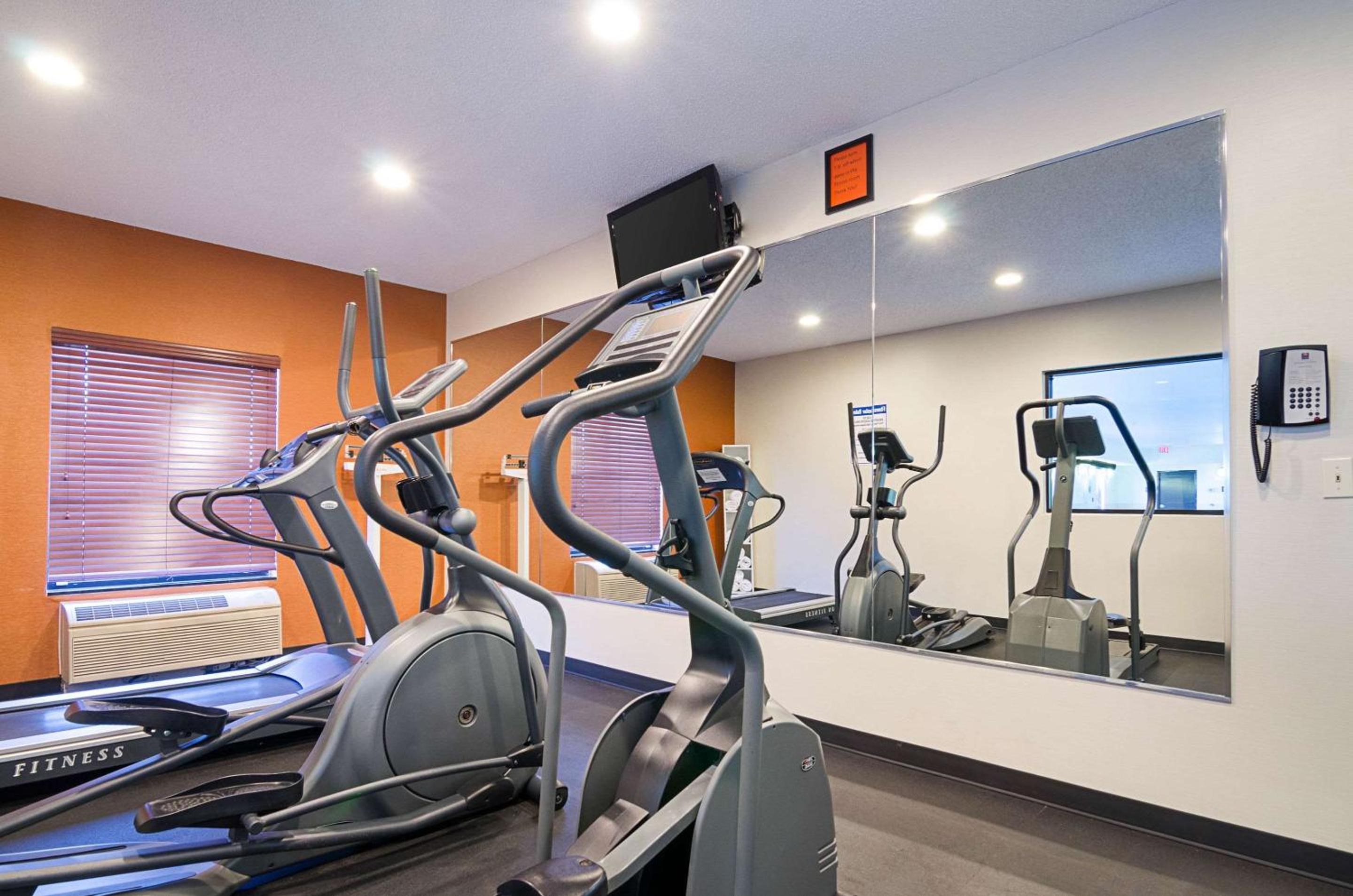 Hutchinson Vacations - Comfort Inn  Suites - Property Image 3