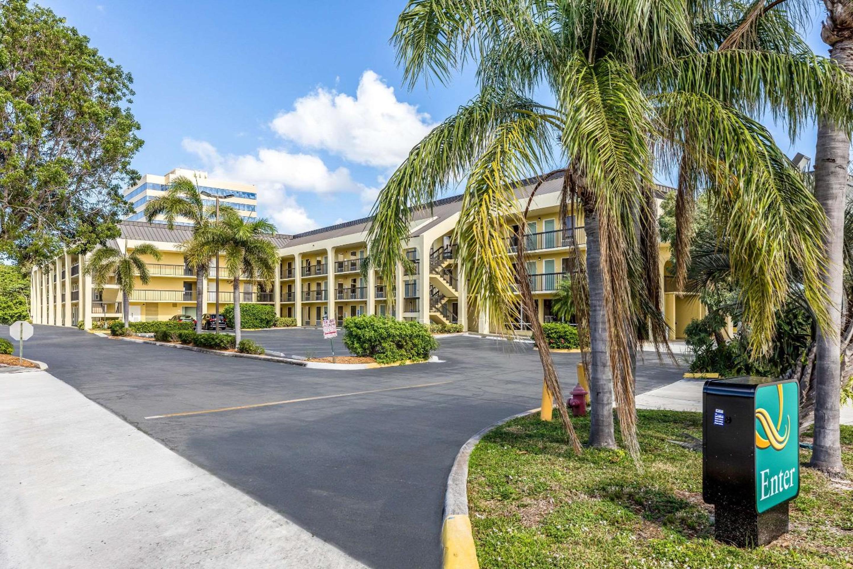 Hotel Quality Inn Palm Beach International Airport - Image 1