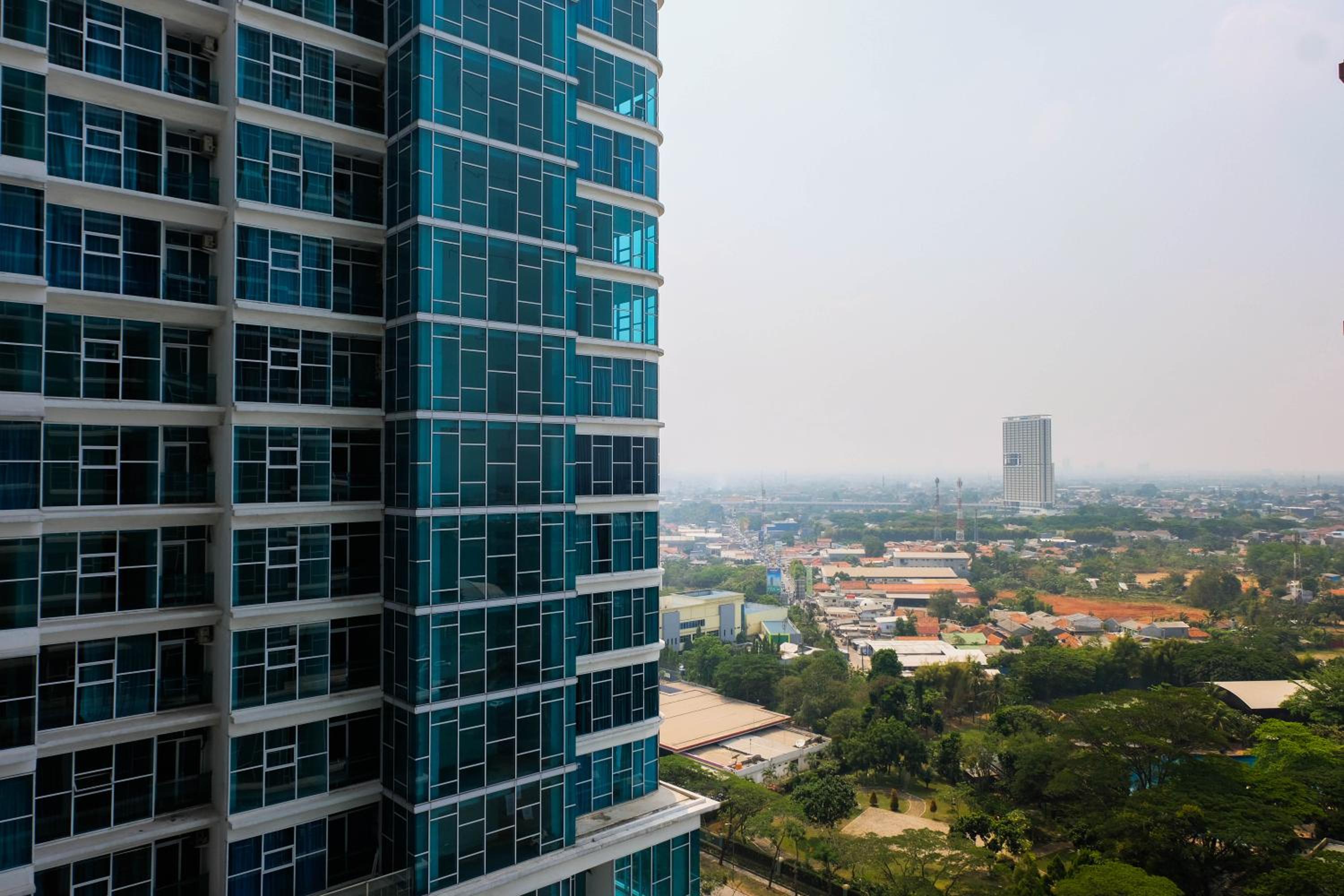 Modern and Cozy 1BR Brooklyn Alam Sutera Apartment By Travelio