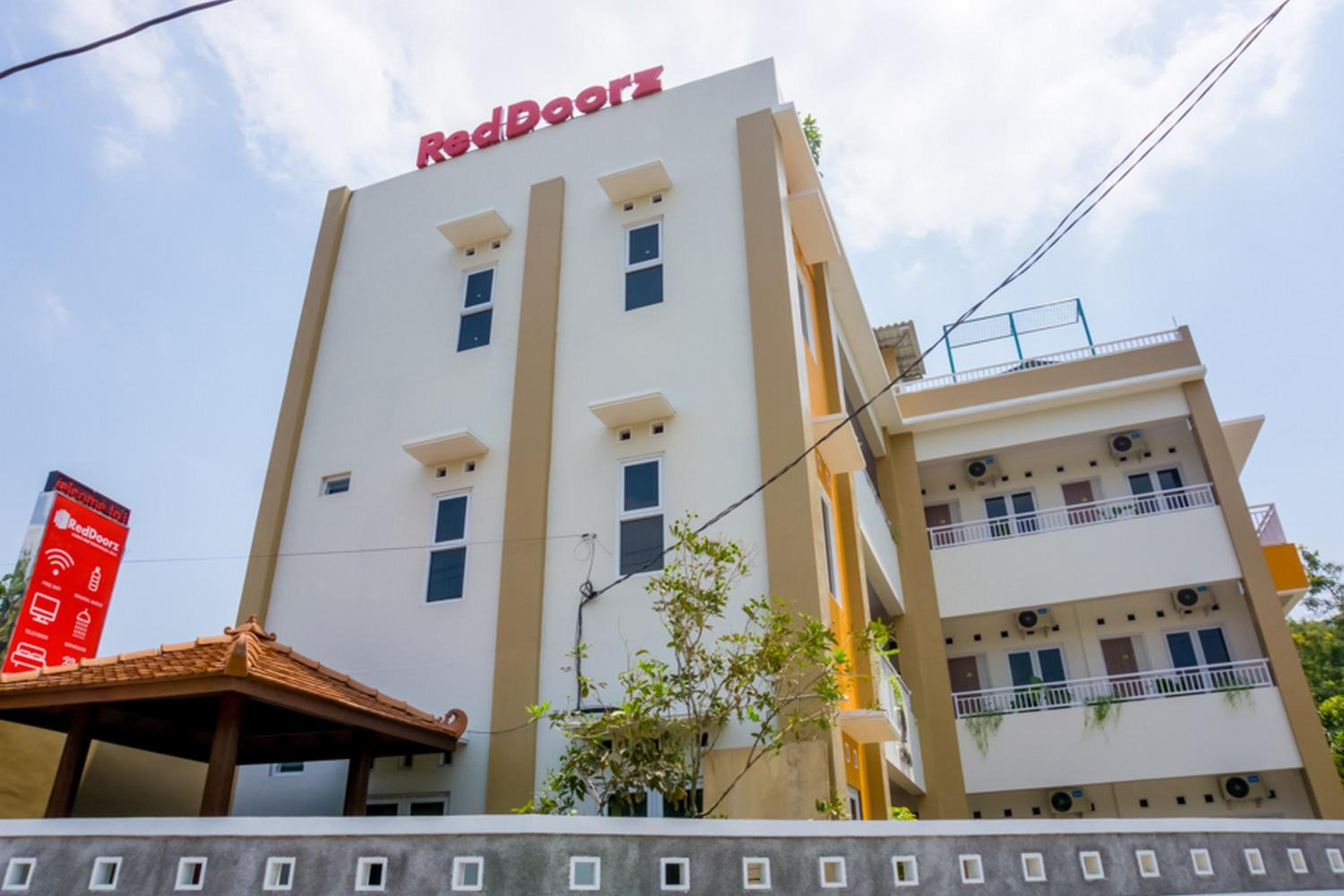 RedDoorz Syariah near Taman Pelangi Monjali view 2