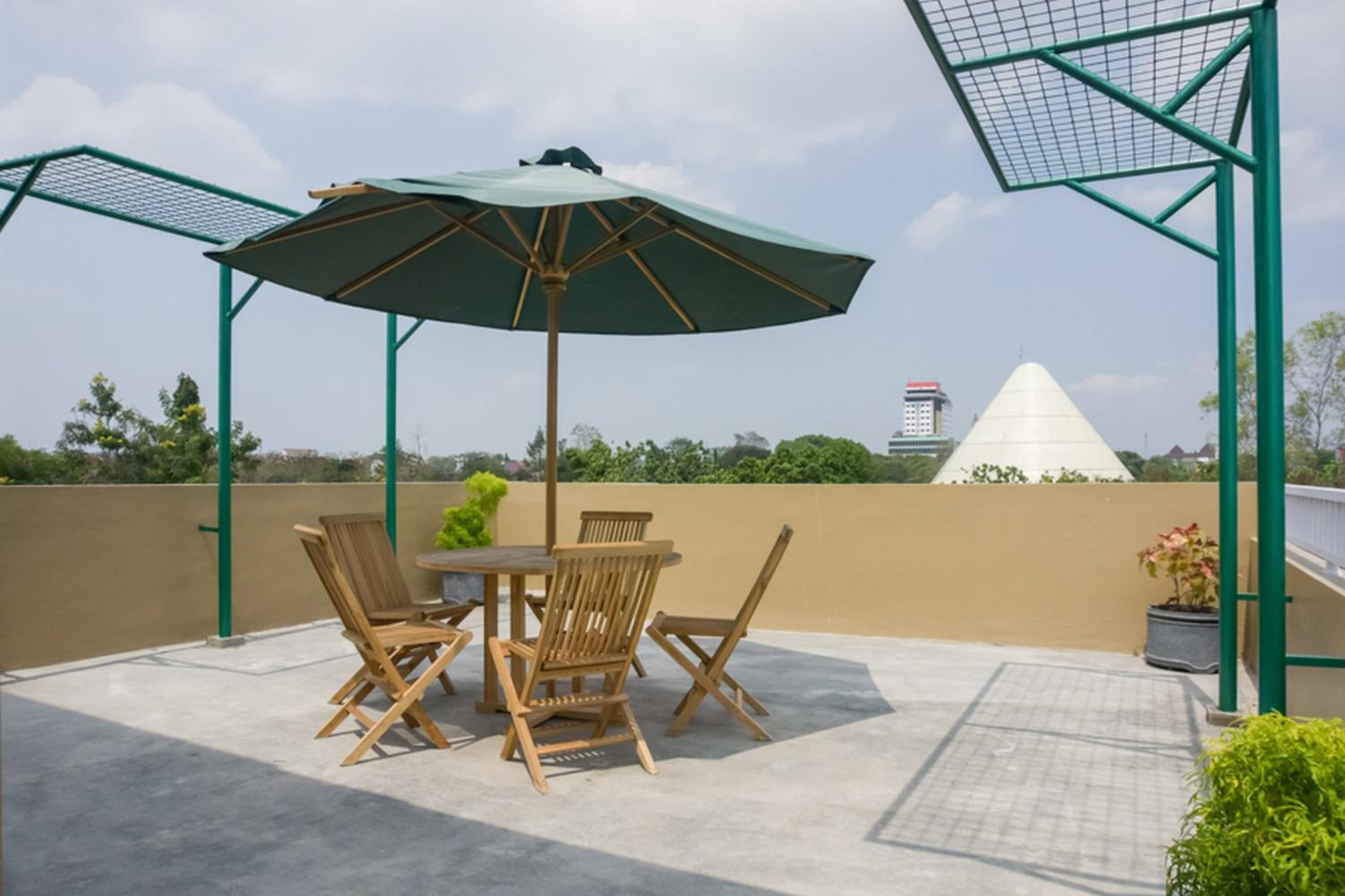 RedDoorz Syariah near Taman Pelangi Monjali view 5