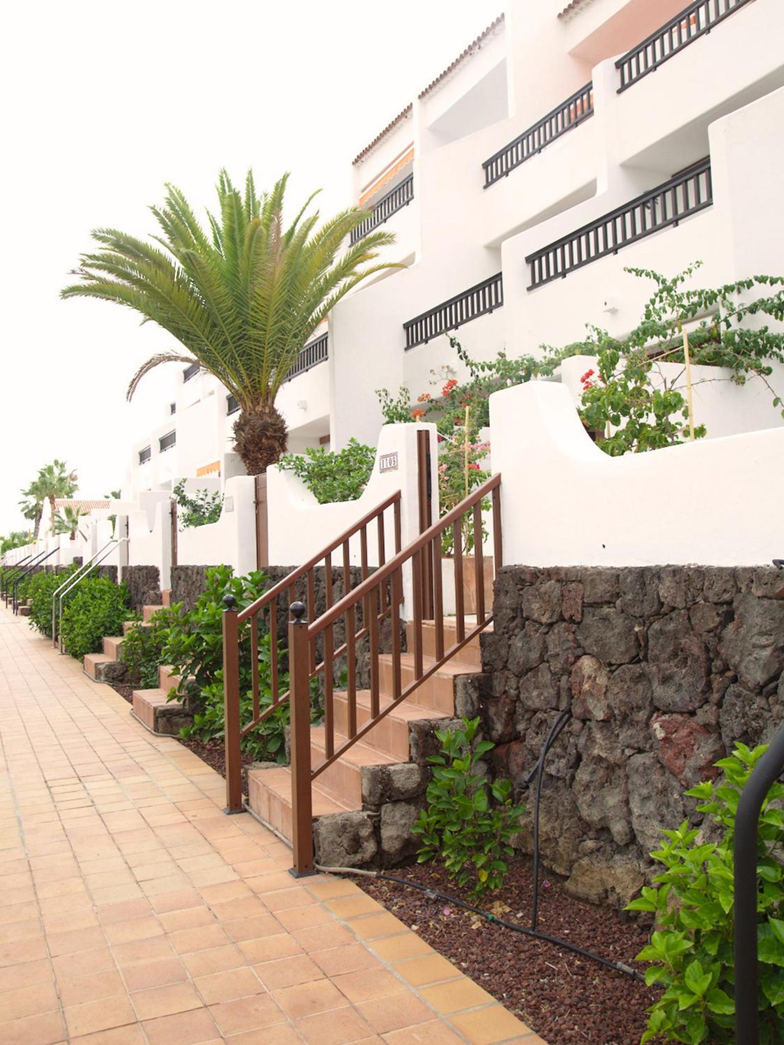 2 min Walk to Beach - Private Solarium Bungalow view 4