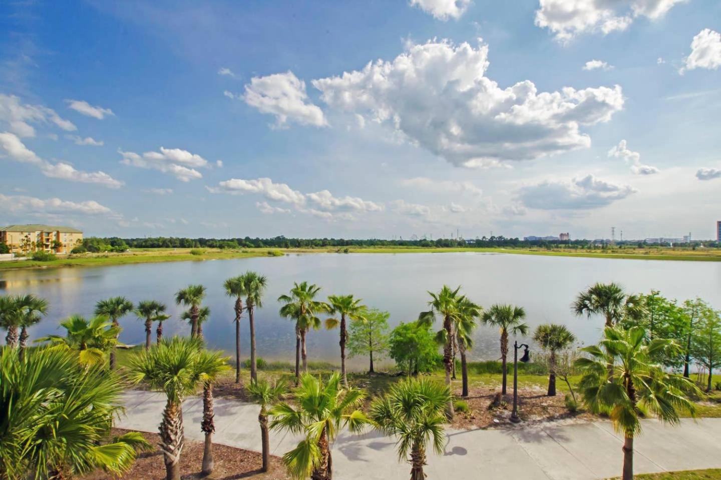 Vista Cay at Epic Universe - Luxury Lakeview 4 bedroom condo