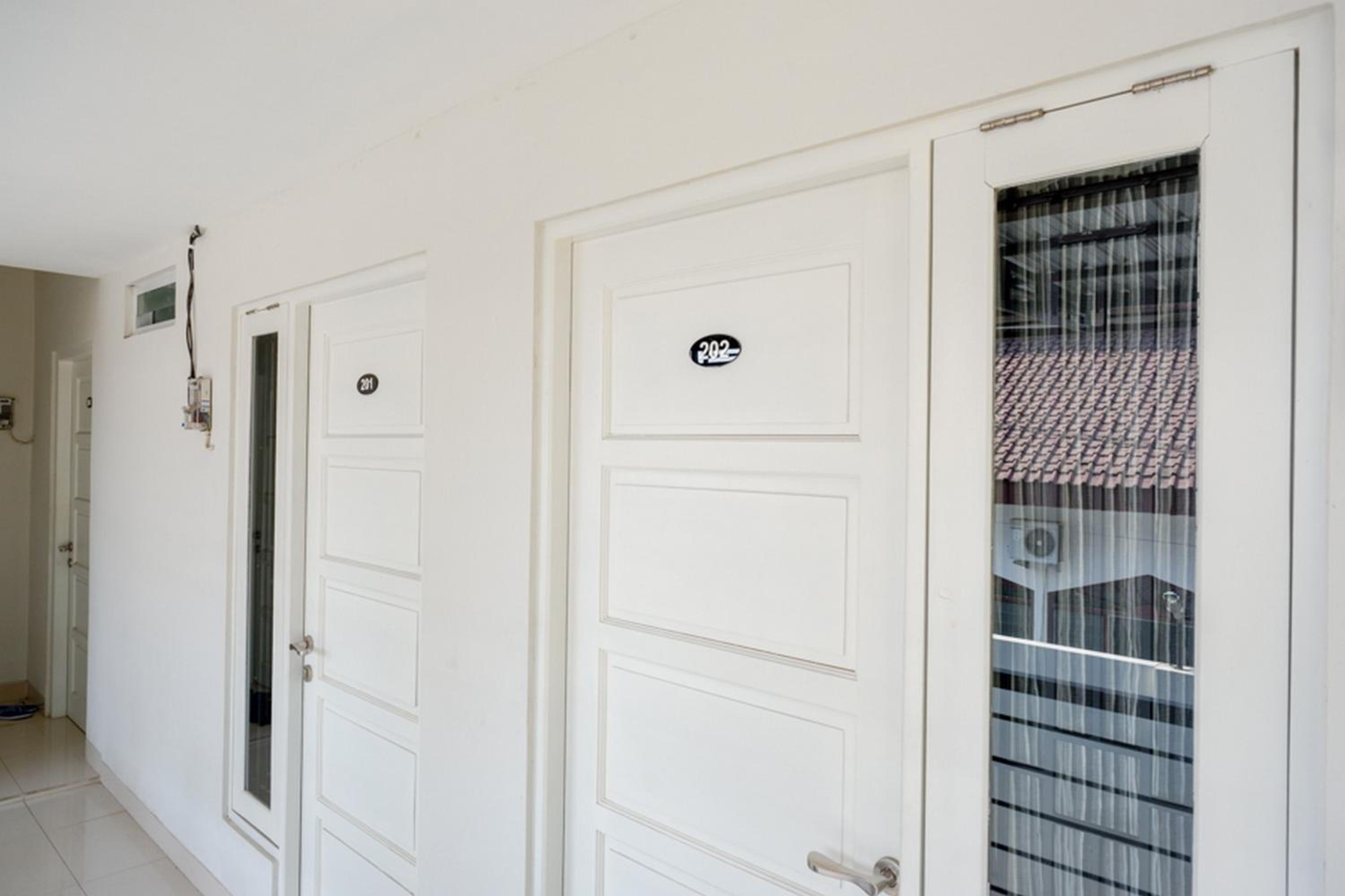 RedDoorz Plus Syariah near Stasiun Tegal 2 view 3