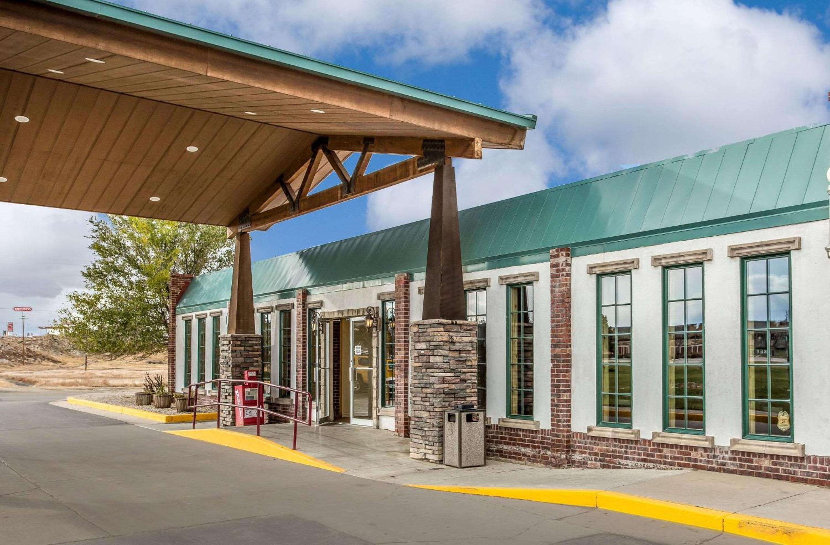 Rawlins Vacations - Econo Lodge - Property Image 1