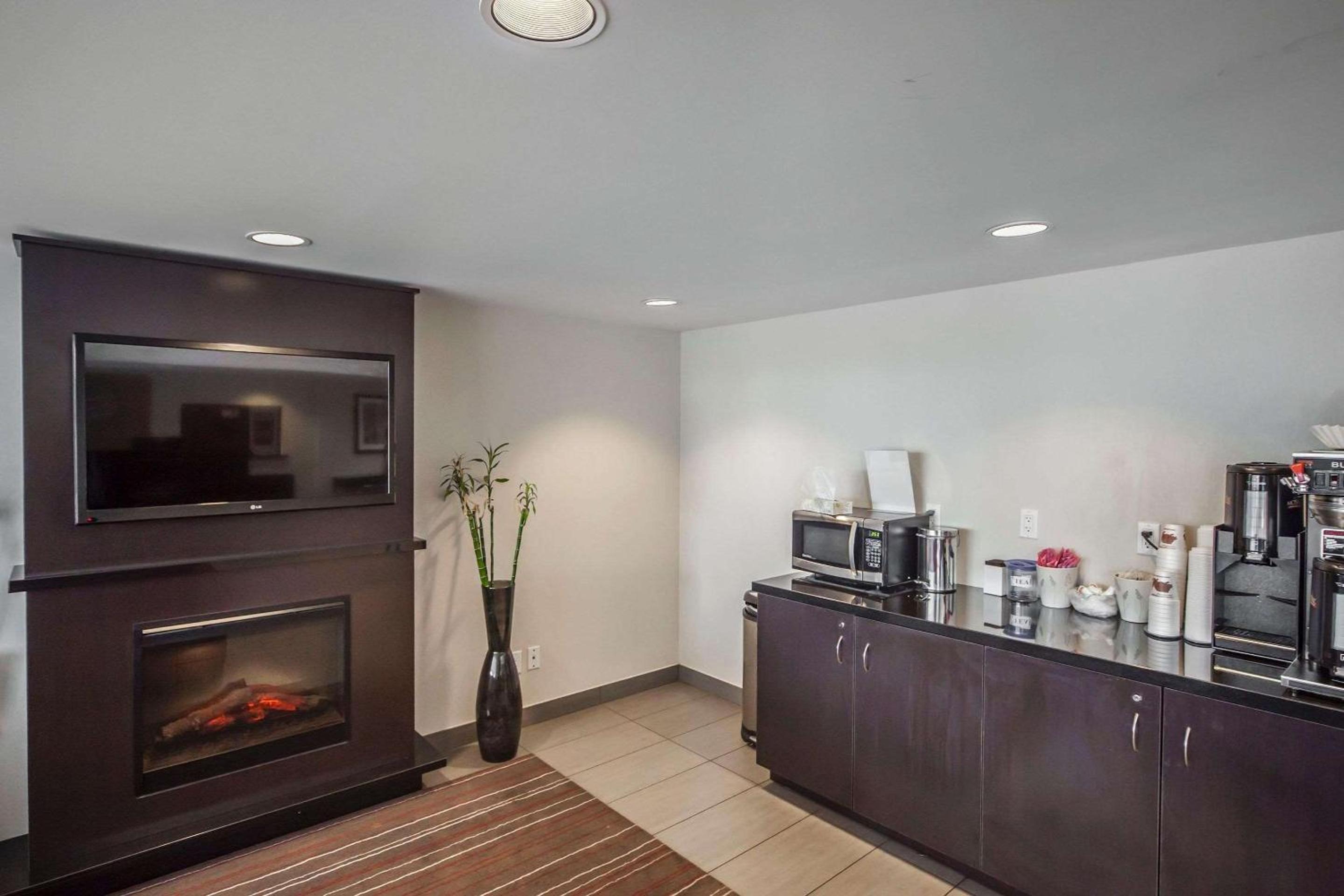 Comfort Inn West - Image 4