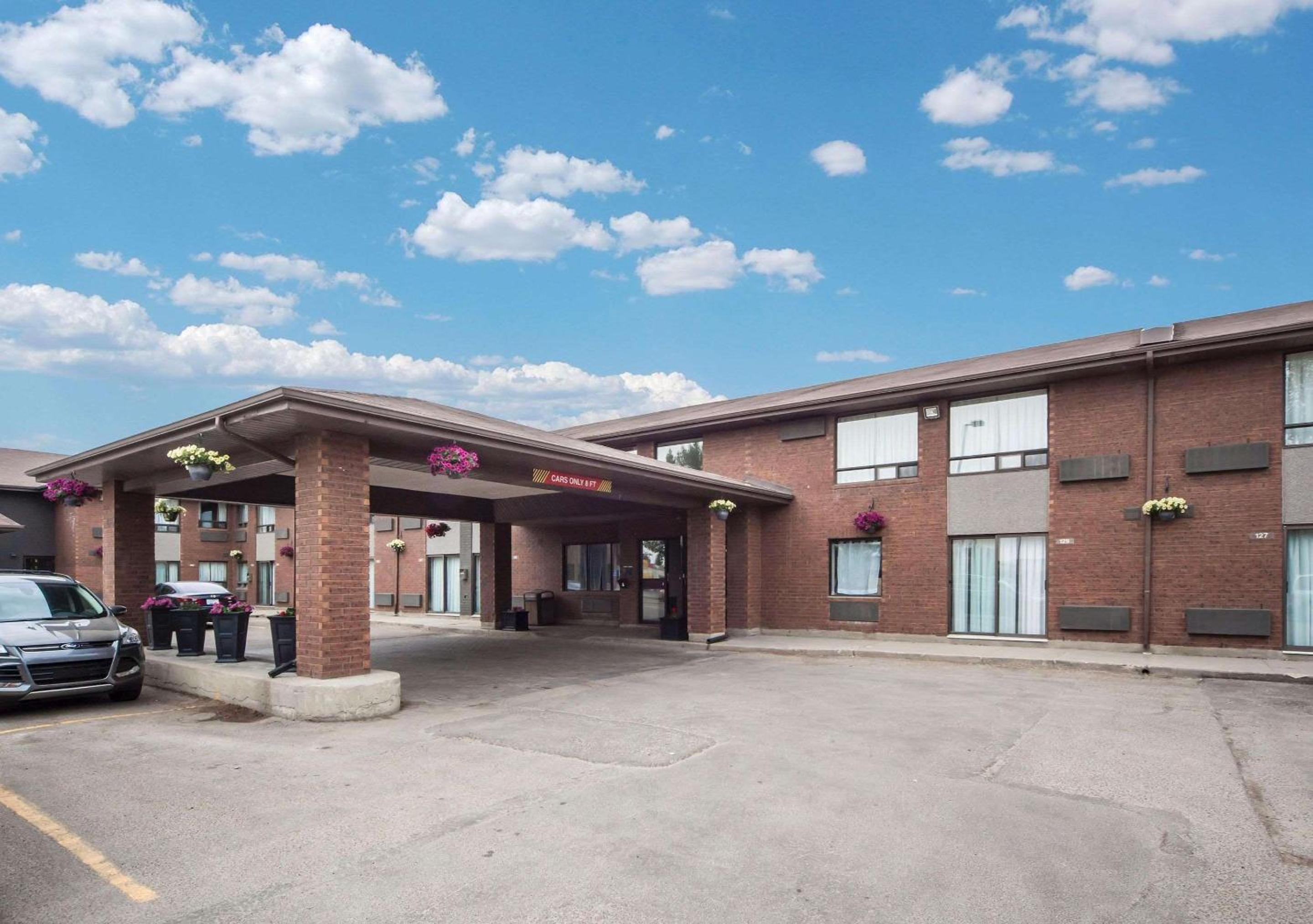 Hotel Comfort Inn West - Image 1