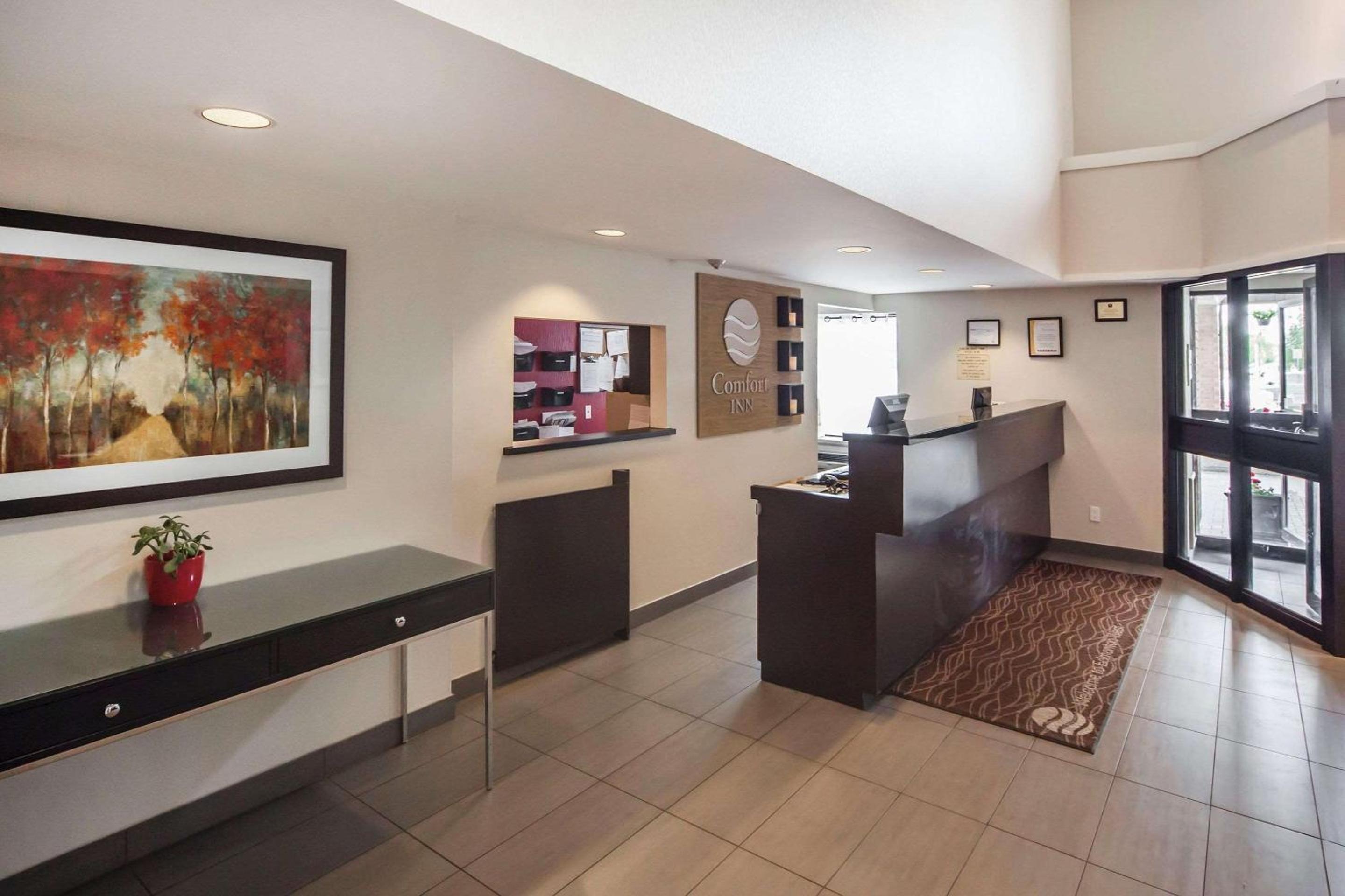 Comfort Inn West - Image 5