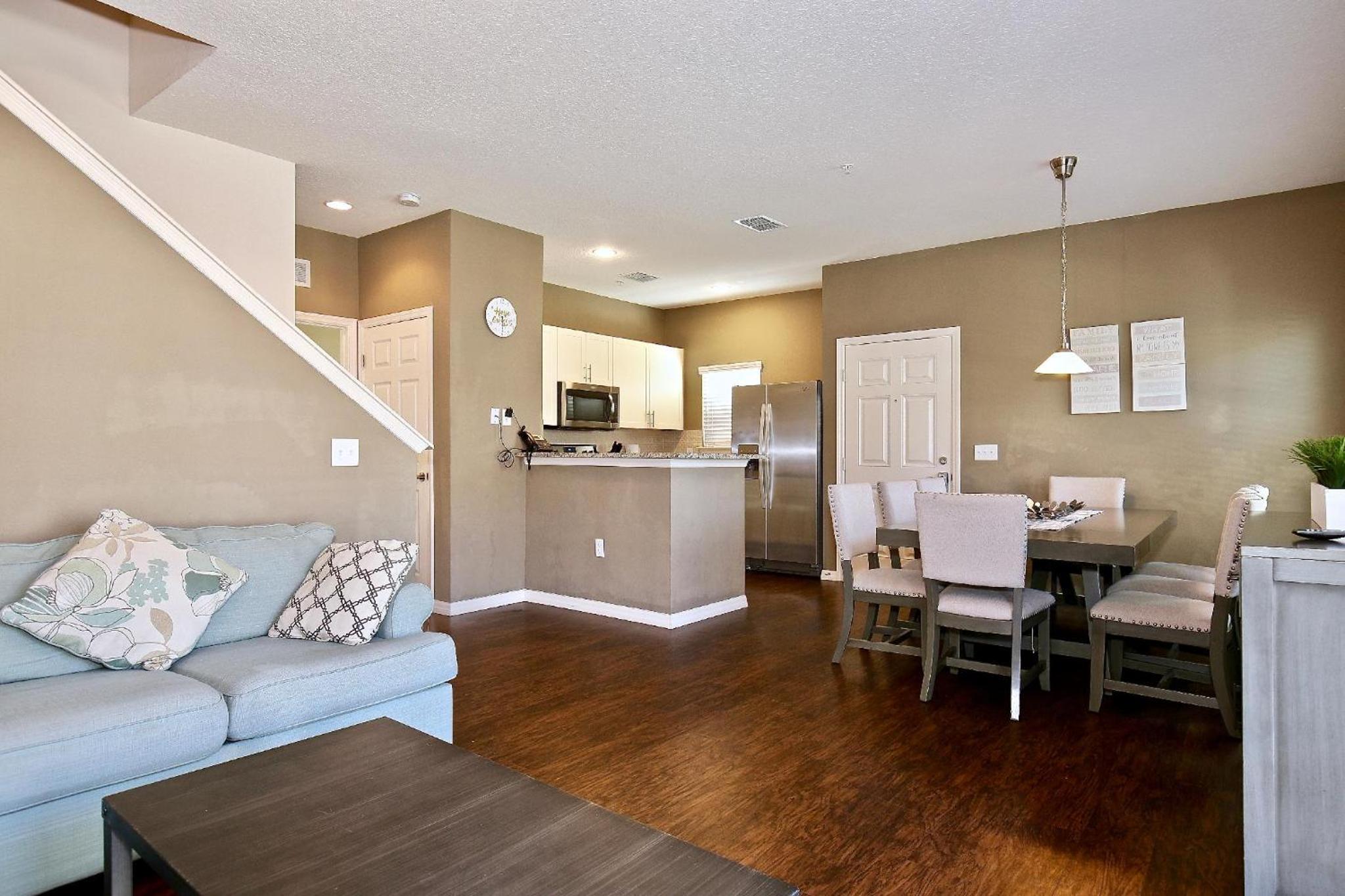 Amazing townhouse fits 10 in gated community 10 min to Disney! view 5