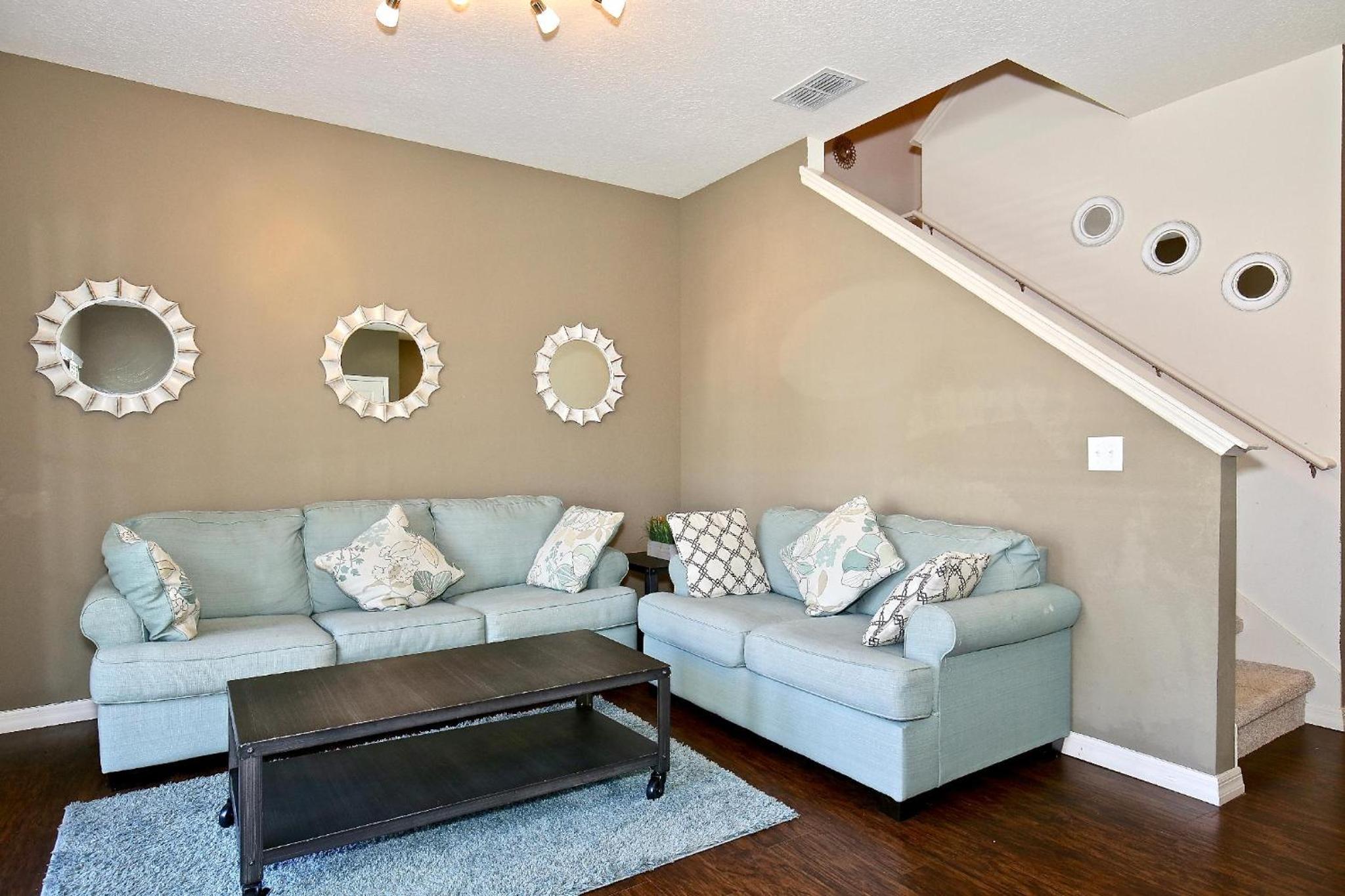 Amazing townhouse fits 10 in gated community 10 min to Disney! view 4