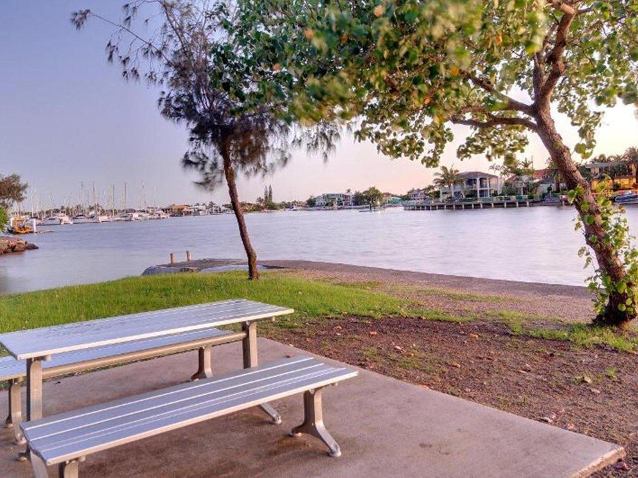 Mariner Cove 1 - Luxurious 2 BR on River by beach