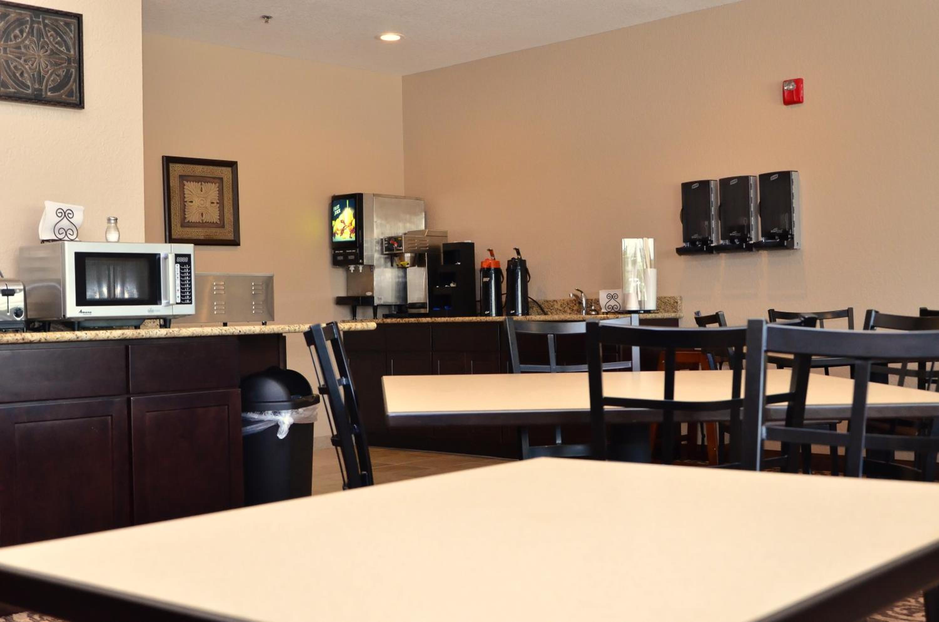 Cobblestone Inn & Suites - Clarion