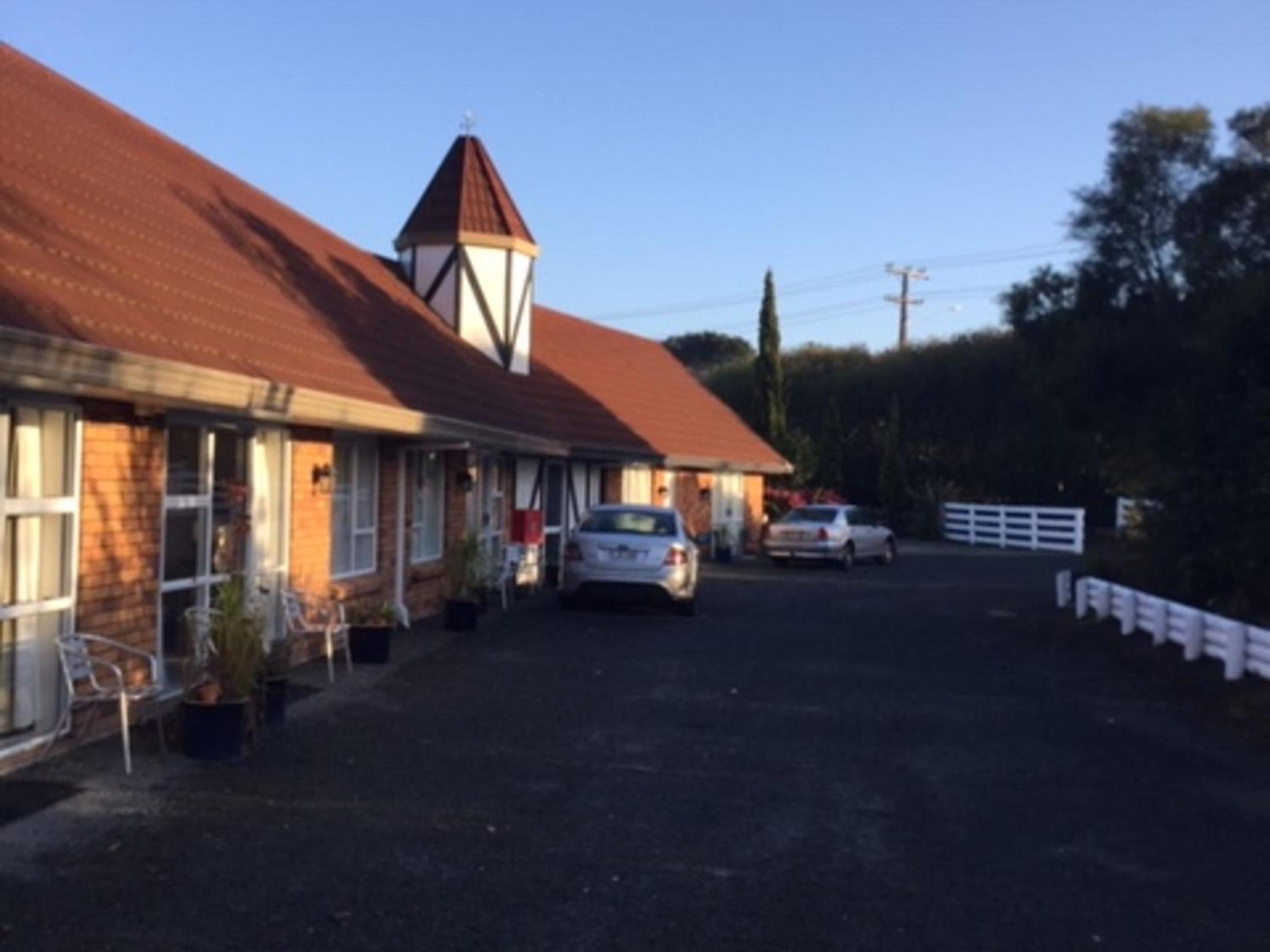 Castle Court Motel view 4