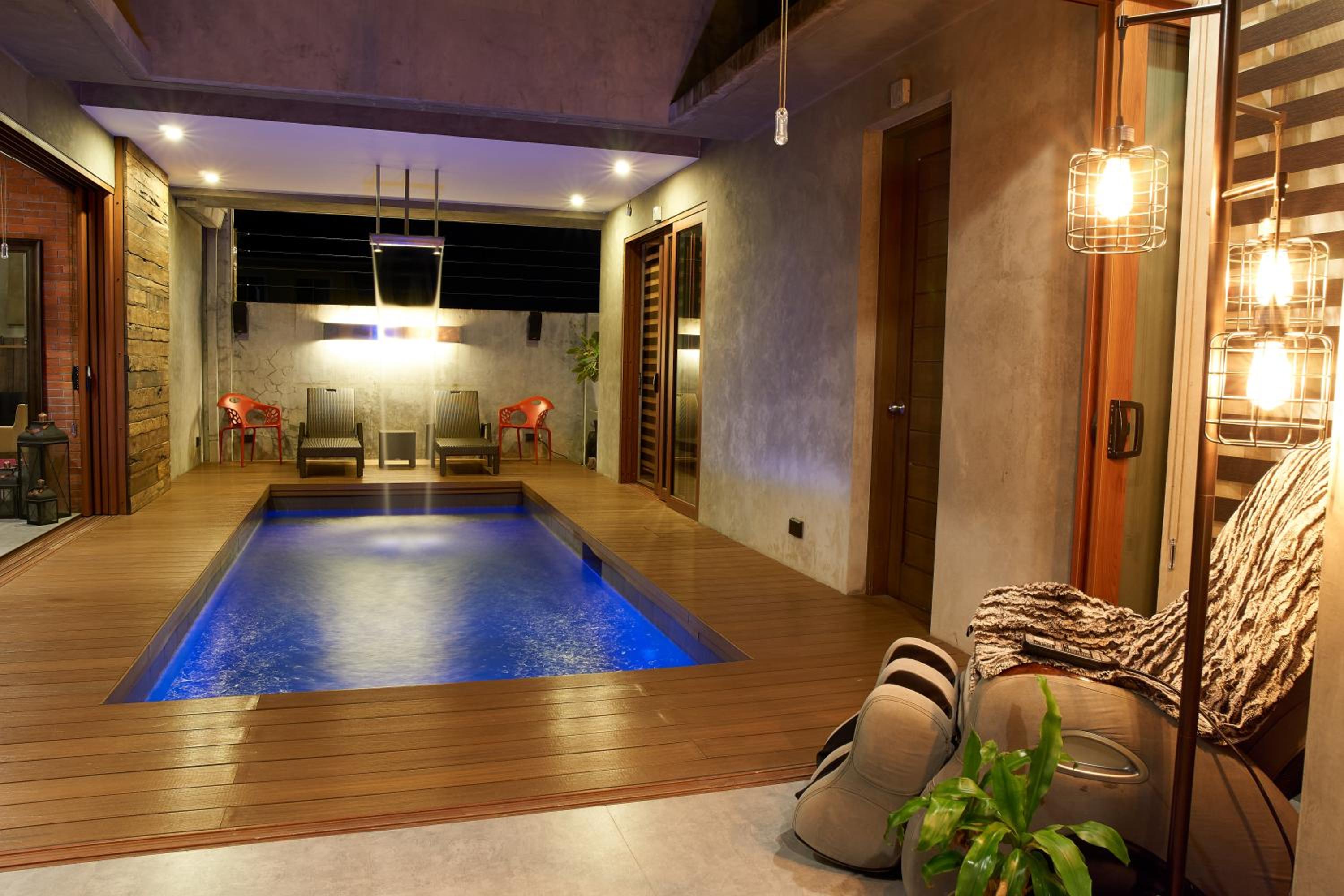 ISLA VILLA 1 amazing waterfall pool house near beach, bars & restaurants