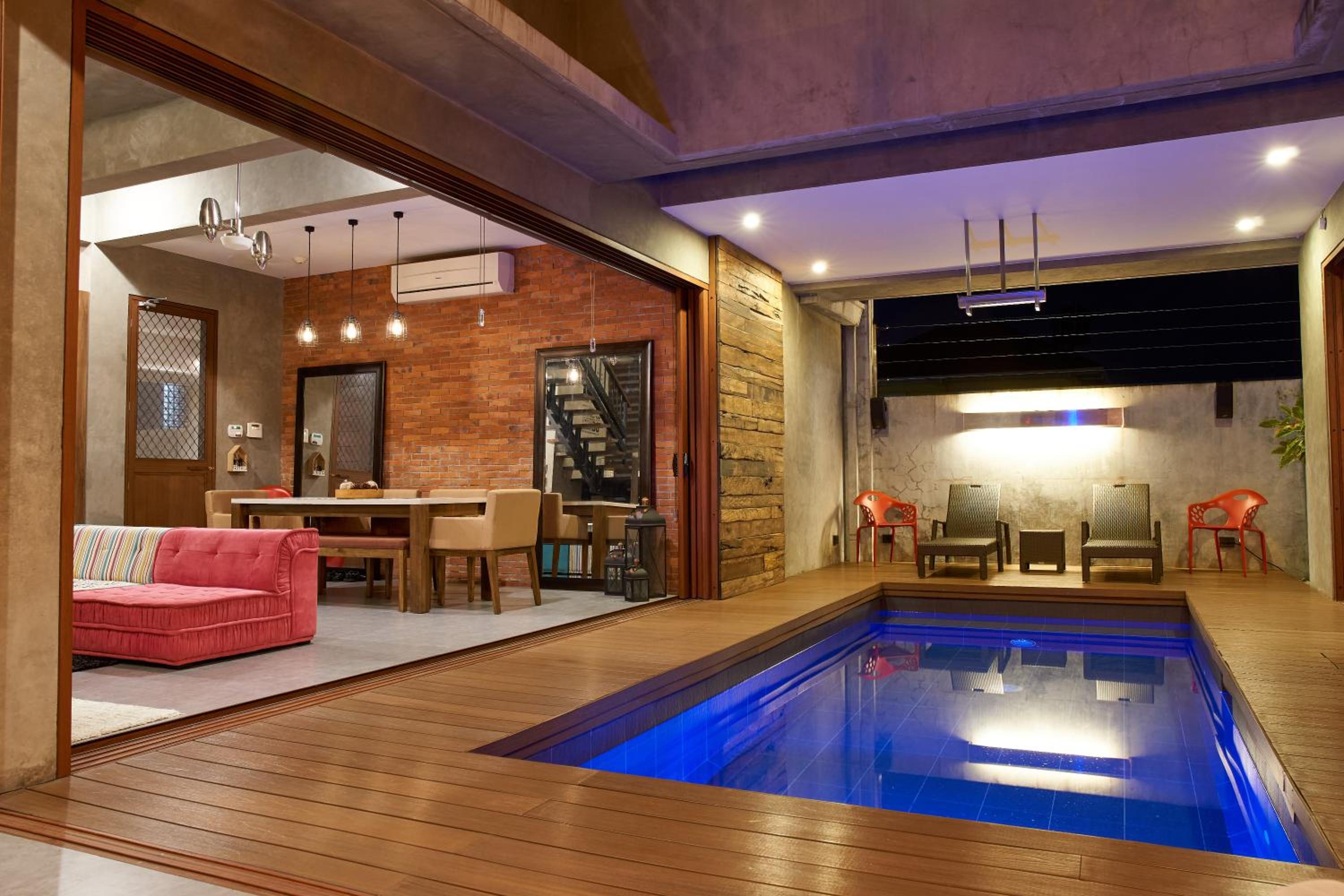 ISLA VILLA 1 amazing waterfall pool house near beach, bars & restaurants