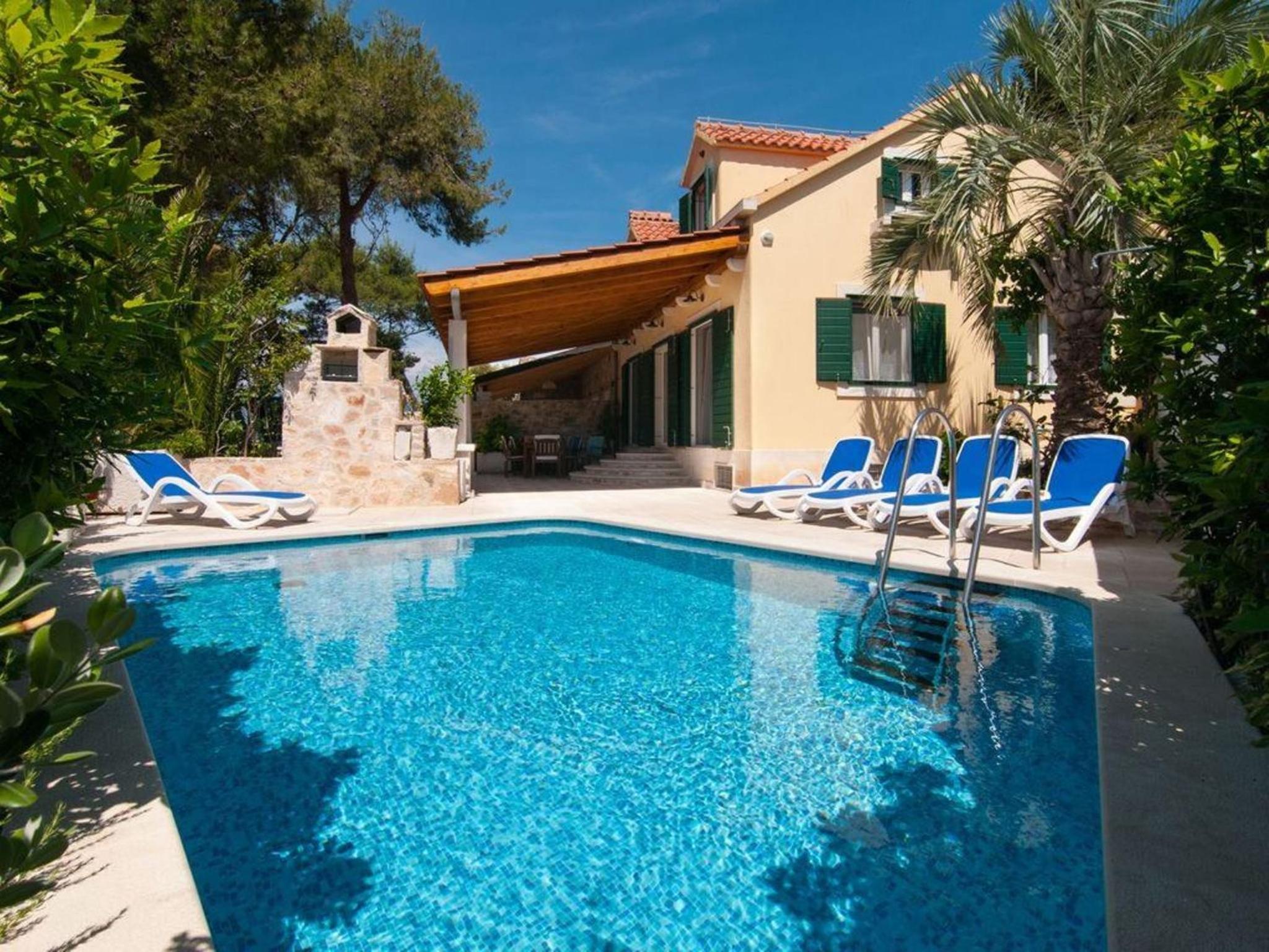 Deluxe Villa Sirena on the beach with Pool view 2