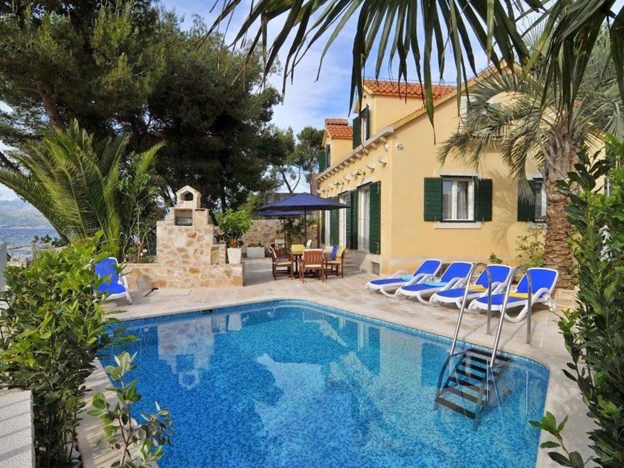 Deluxe Villa Sirena on the beach with Pool view 4