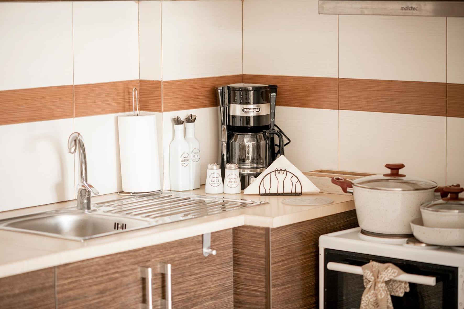 Dioni's en Sparti — kitchen