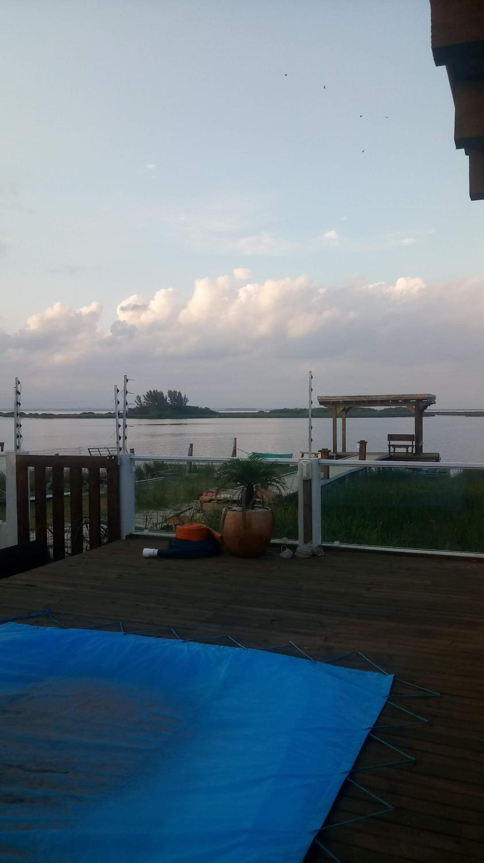 Casa na beira da lagoa com piscina e rampa para embarcações