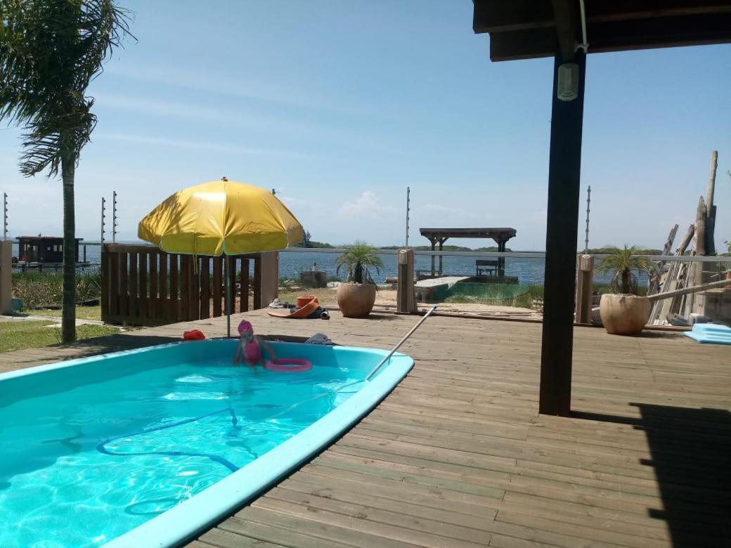 Casa na beira da lagoa com piscina e rampa para embarcações