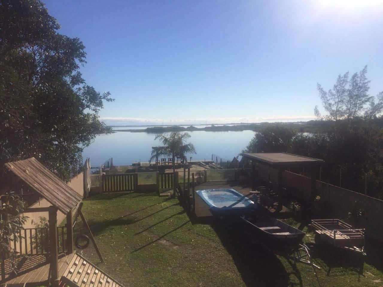 Casa na beira da lagoa com piscina e rampa para embarcações