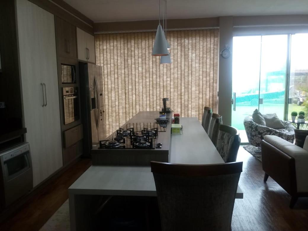 Casa na beira da lagoa com piscina e rampa para embarcações
