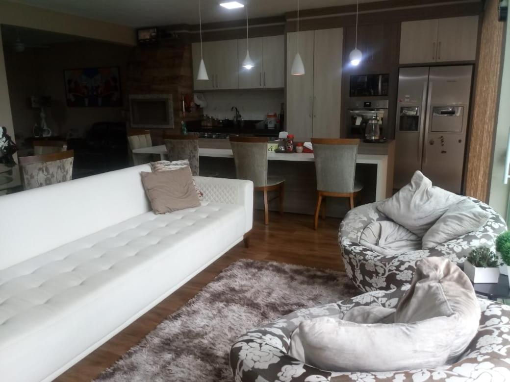 Casa na beira da lagoa com piscina e rampa para embarcações