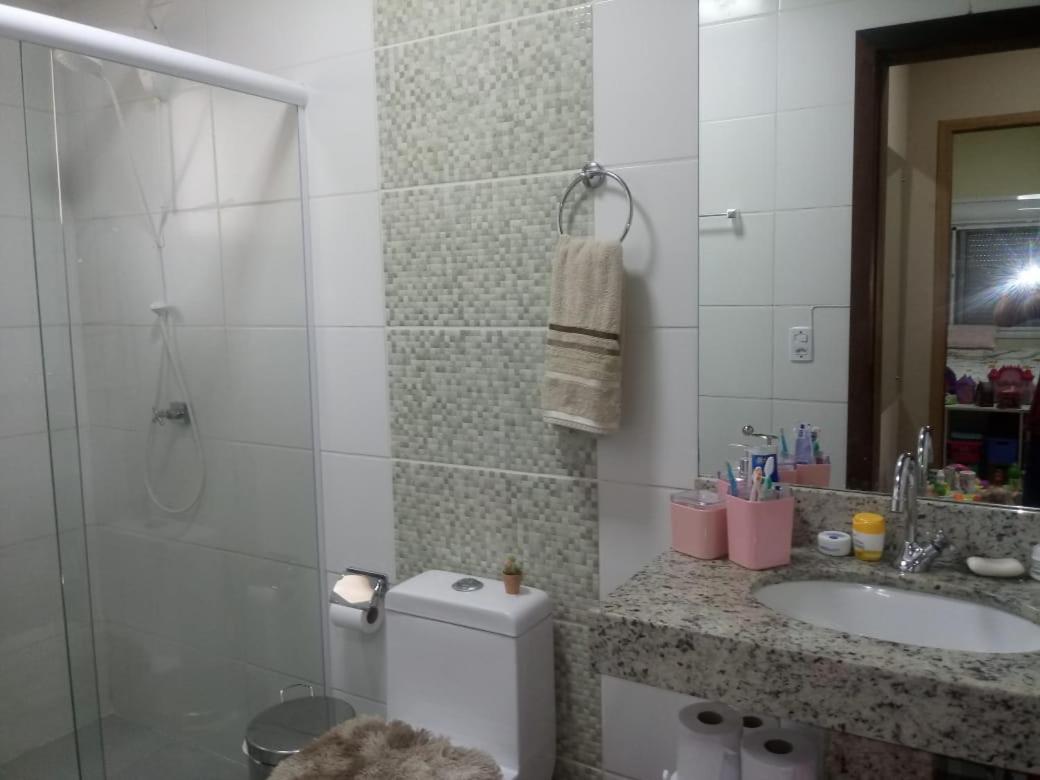 Casa na beira da lagoa com piscina e rampa para embarcações