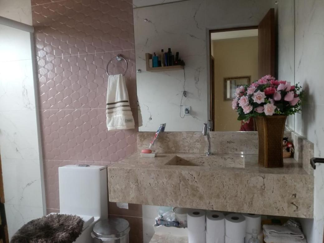 Casa na beira da lagoa com piscina e rampa para embarcações