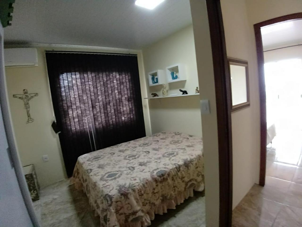 Casa na beira da lagoa com piscina e rampa para embarcações