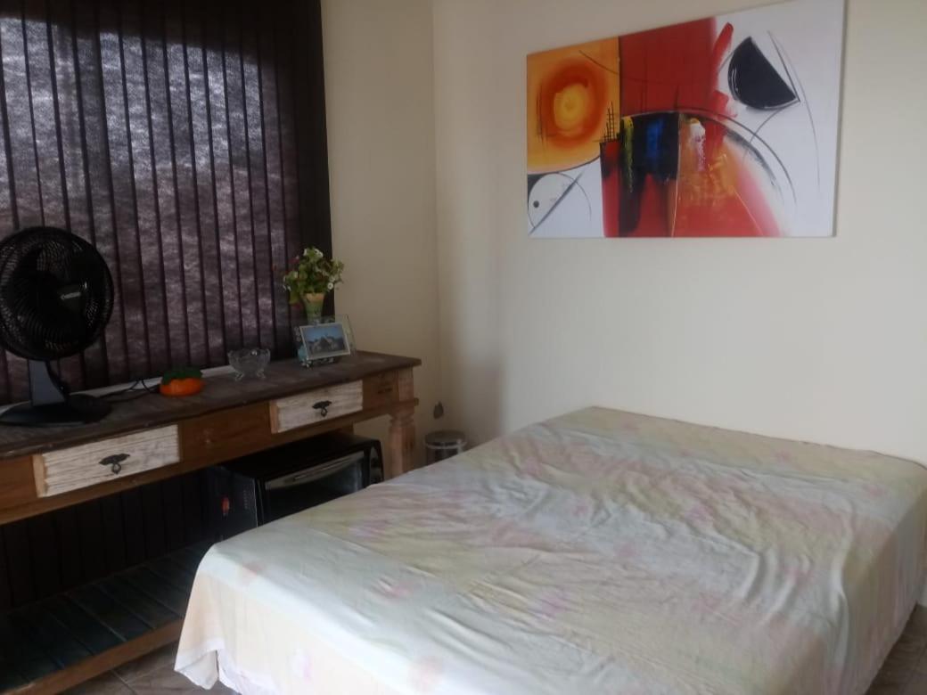 Casa na beira da lagoa com piscina e rampa para embarcações